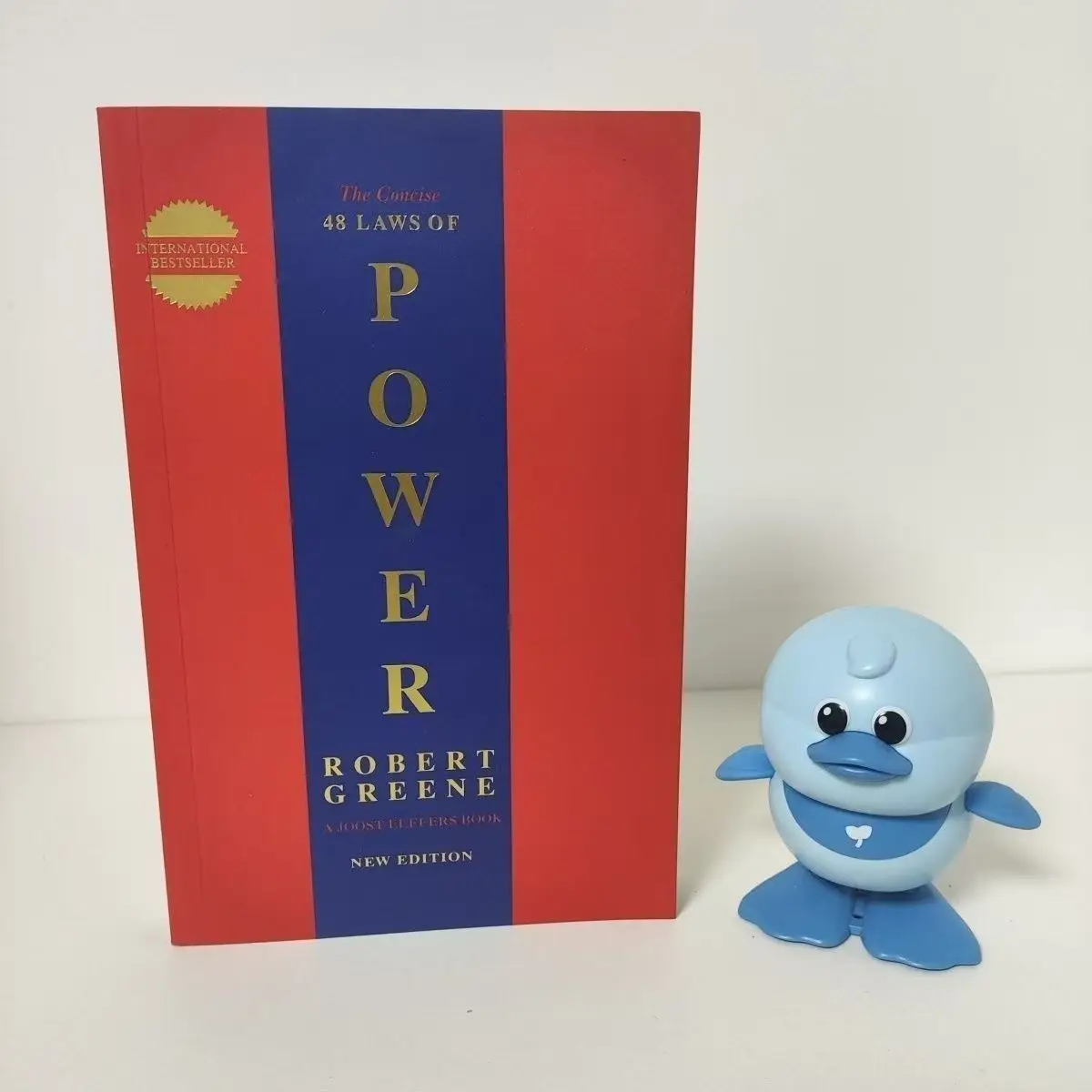 

Краткая книга «48 законов власти» на английском языке, автор Роберт Грин. Политическое лидерство, политическая философия, мотивационные книги, формат 16k.