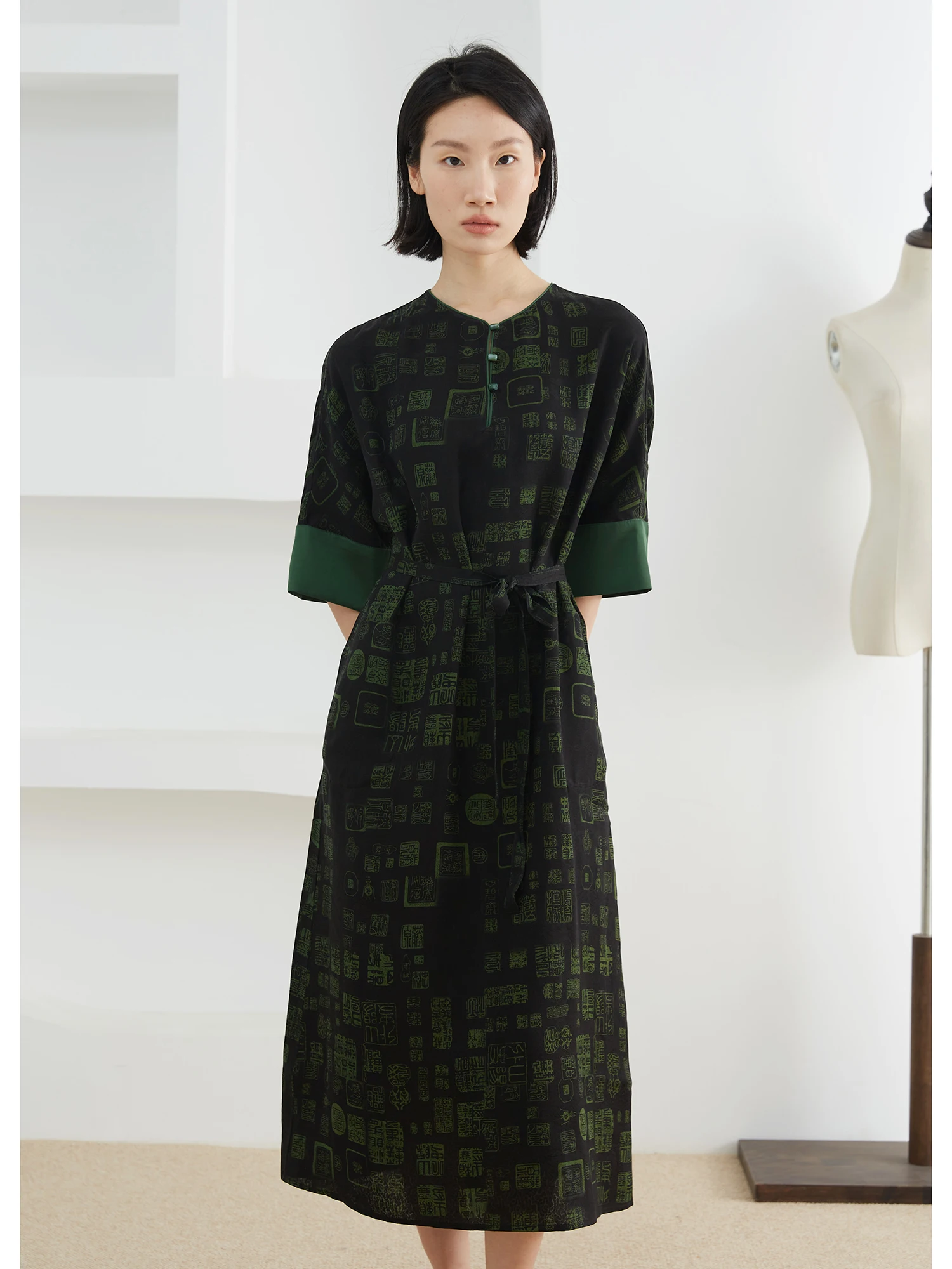 2025 여성 패션 초가을 신상 100% 천연 뽕나무 실크 향기로운 구름사 라운드넥 반팔 벨트 A라인 드레스