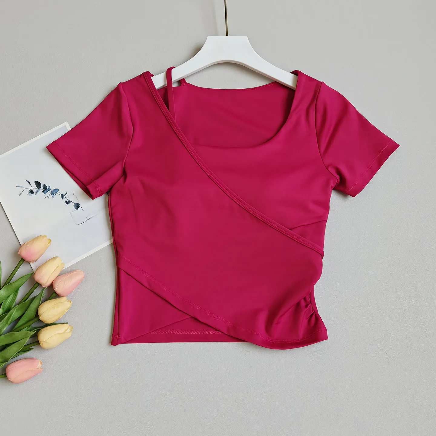 Kurzärmelige Yoga-Kleidung für Damen mit Brustpolster, atmungsaktiv, schnelltrocknend, schlankmachend, für Laufen, Pilates, Fitness, Kurzarm-Oberteile – Detail 3