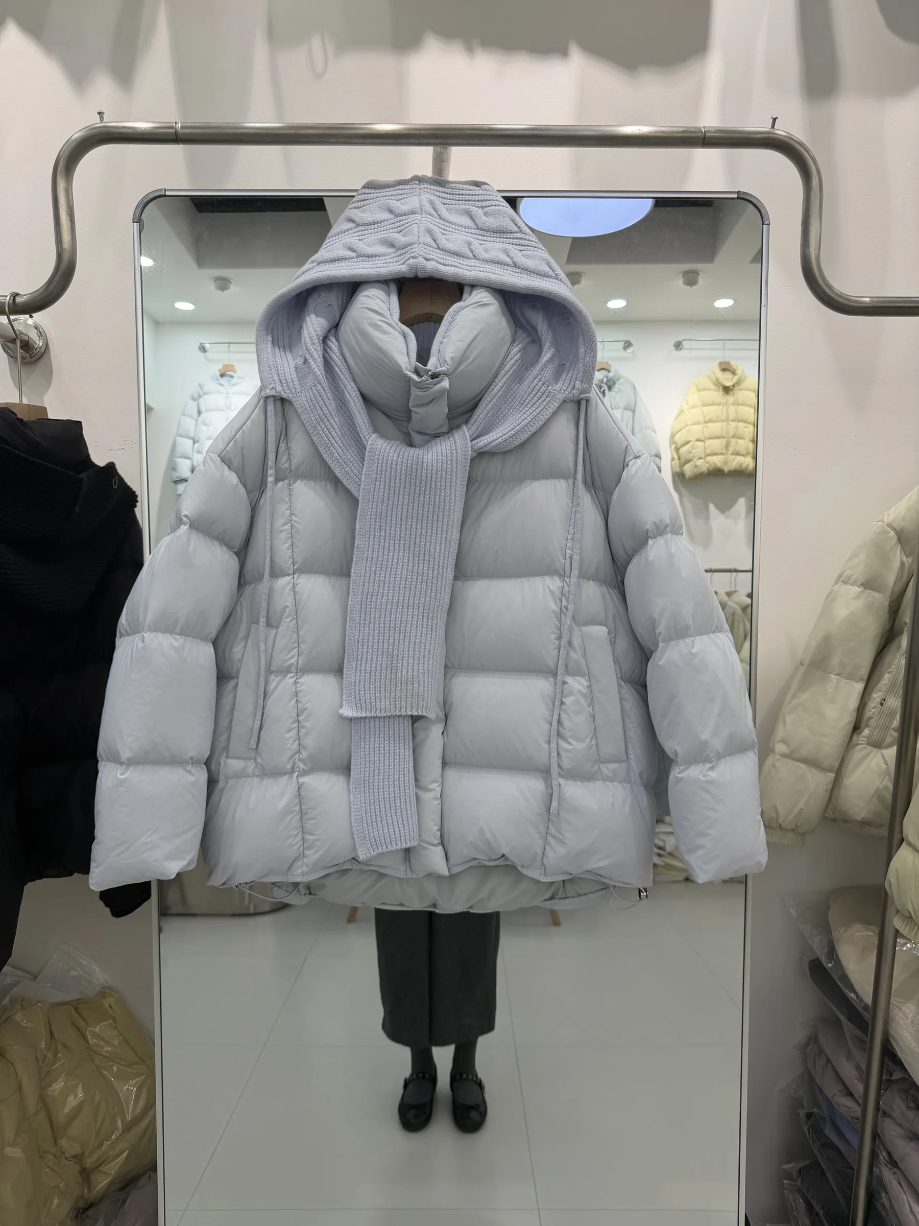 

Новая корейская модная женская куртка 2025 года: вязаная, со съемным капюшоном-шарфом, воротником-стойкой, повседневная, короткая, белая, пуховая