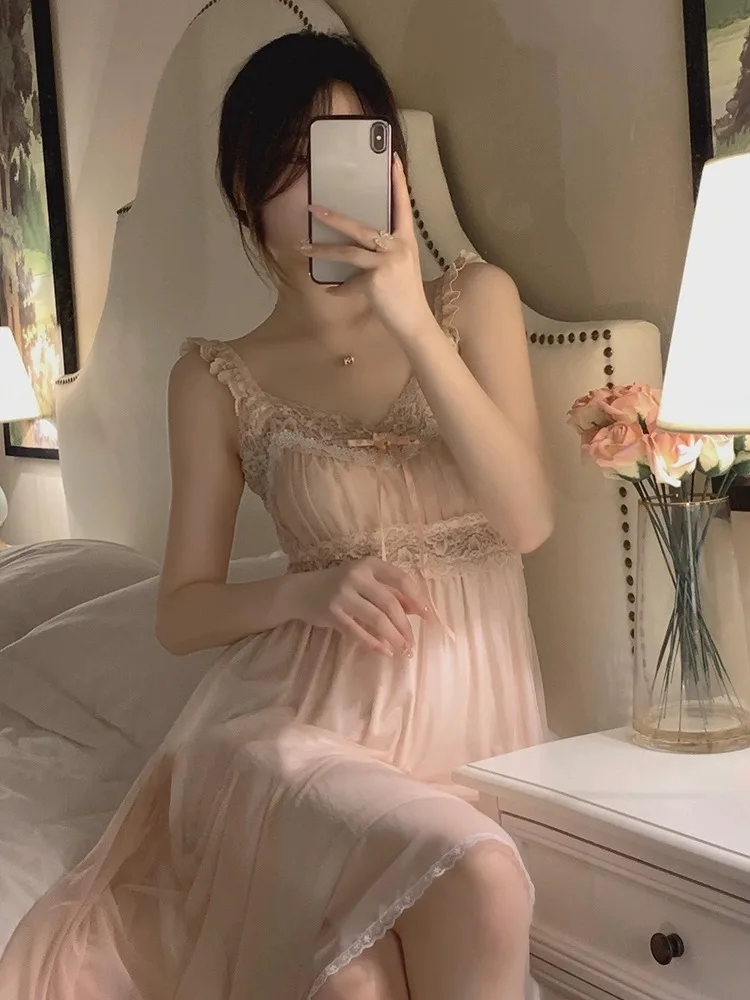 قميص نوم نسائي صيفي مثير جديد 2025 بتصميم راقٍ مزين بالدانتيل وحمالات رفيعة، ملابس منزلية أنيقة