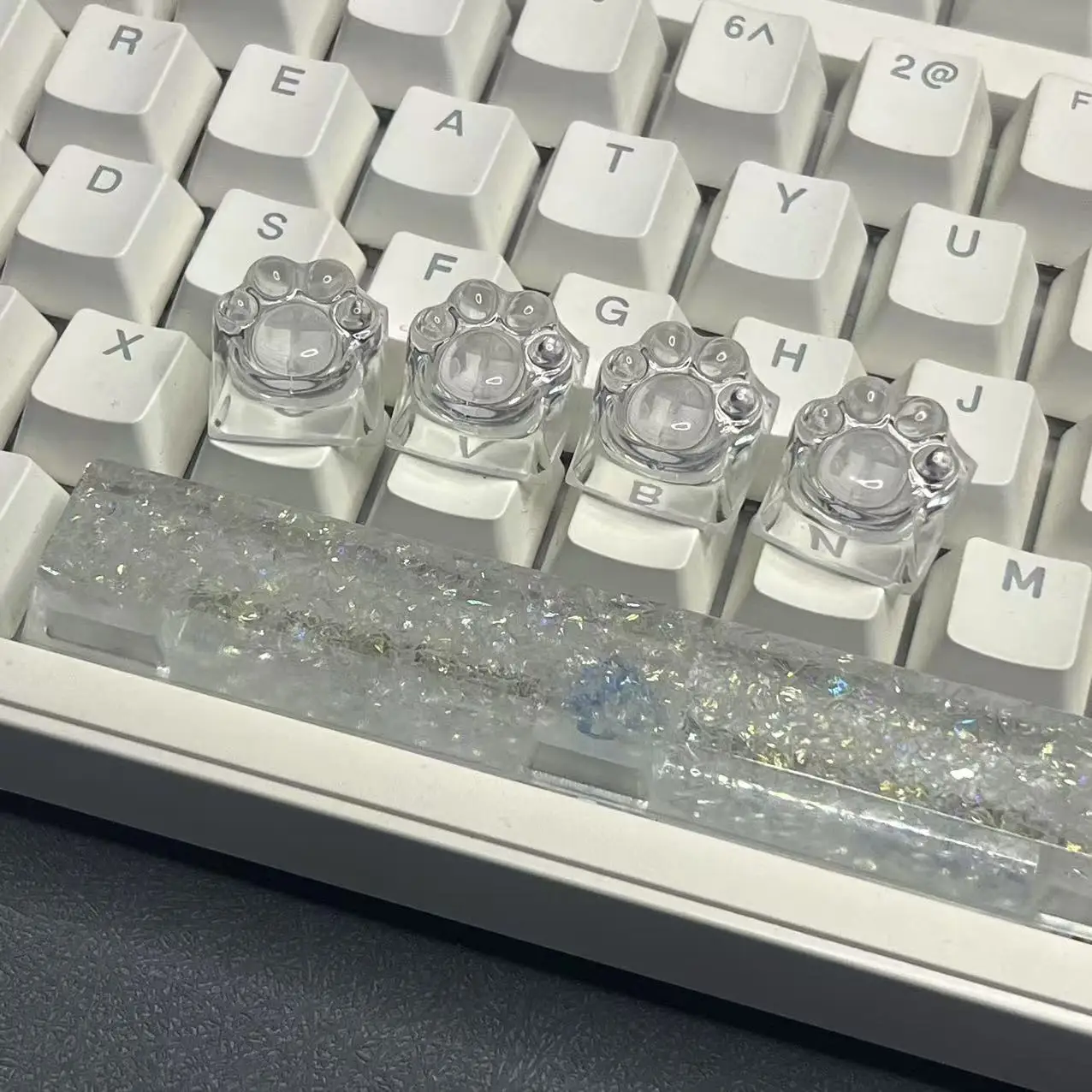 

Personalized Cute Handmade Custom Resin Cat Claw Keycaps Fully Transparent Luminous Mechanical Keyboard Nail Keycaps