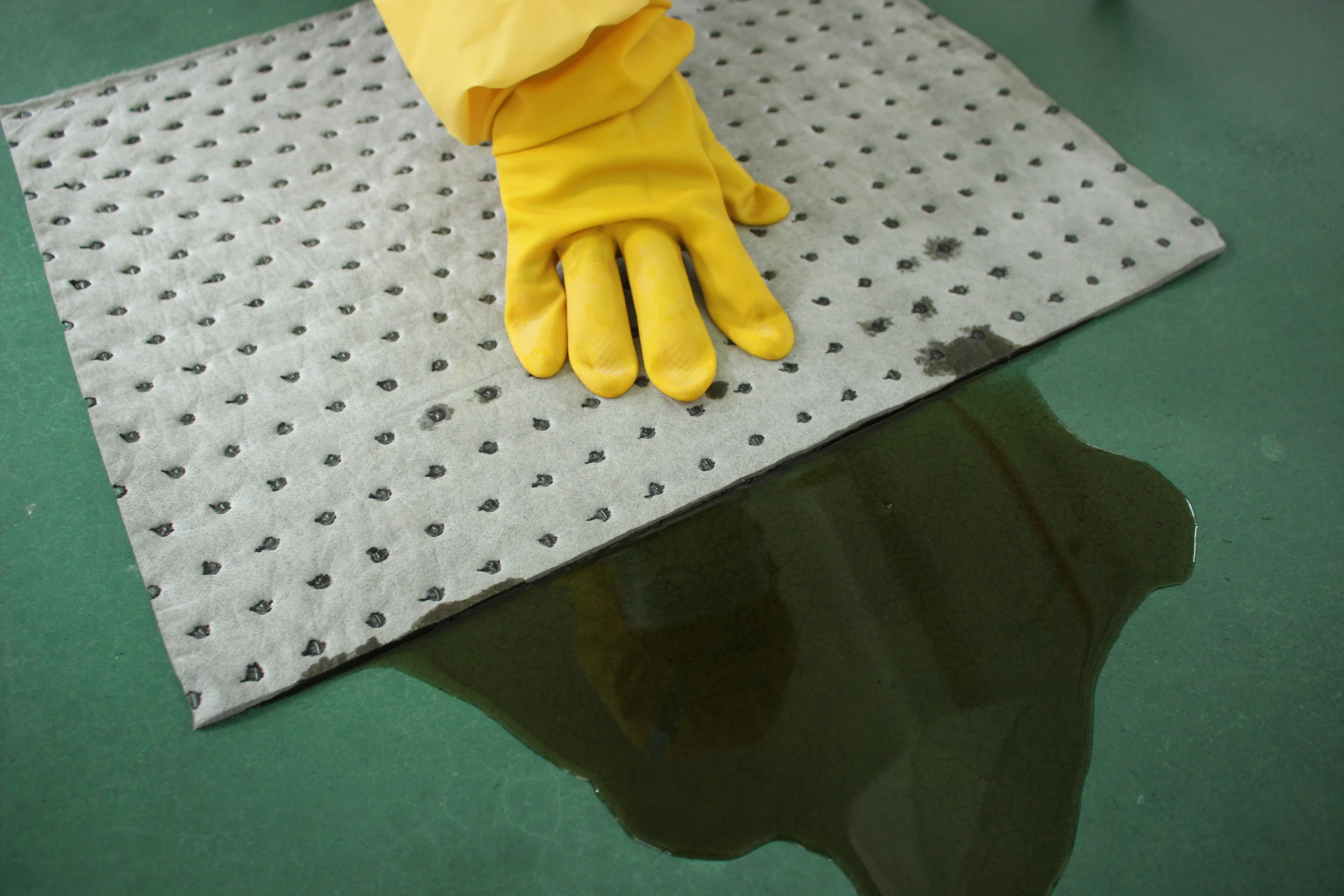 Foglio assorbente monouso universale Comodo materiale PP dimmerato Design conveniente della borsa per tampone assorbente per perdite d'olio