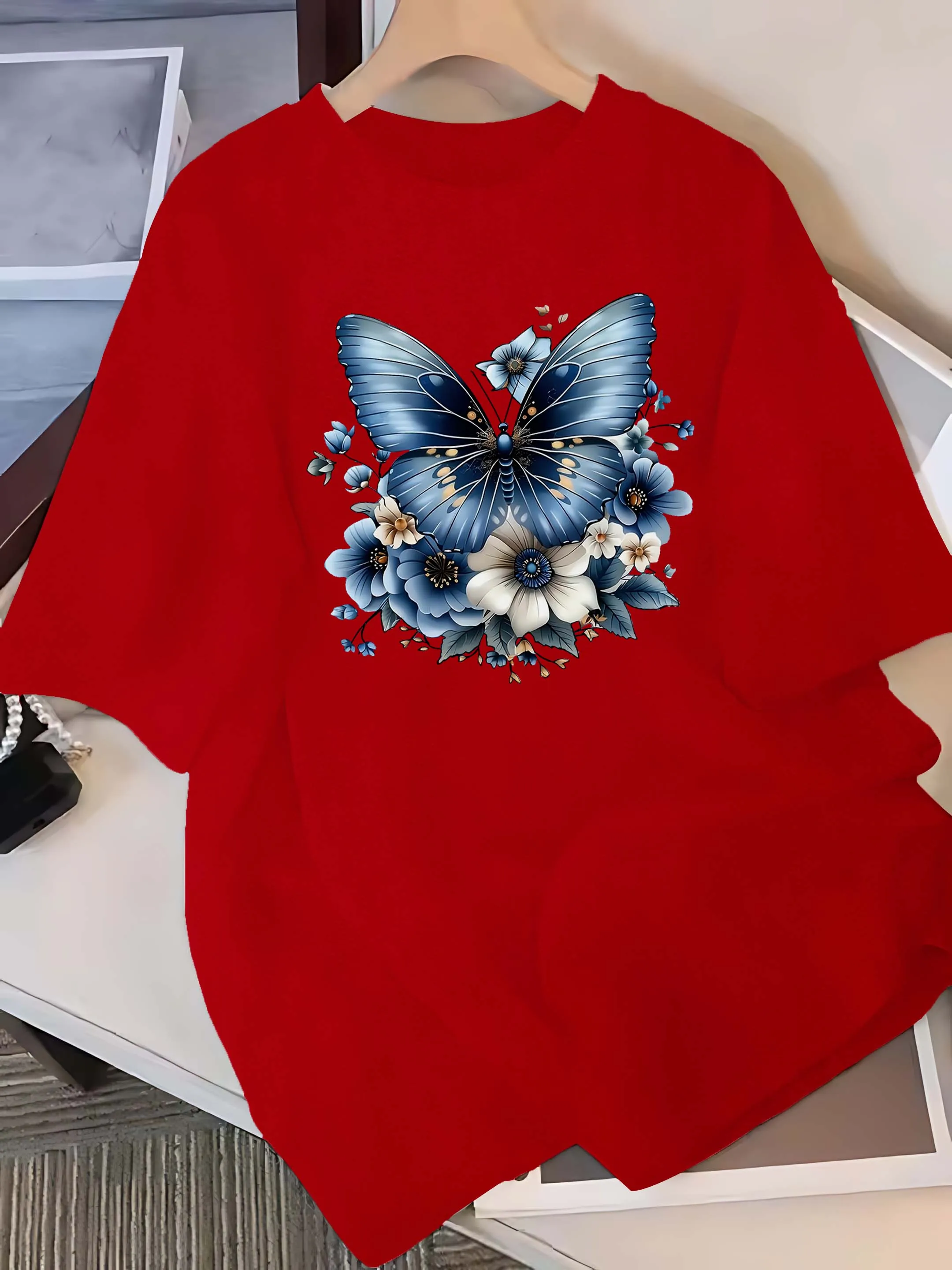 Camiseta de moda elegante con gráfico floral de mariposa artística de talla grande