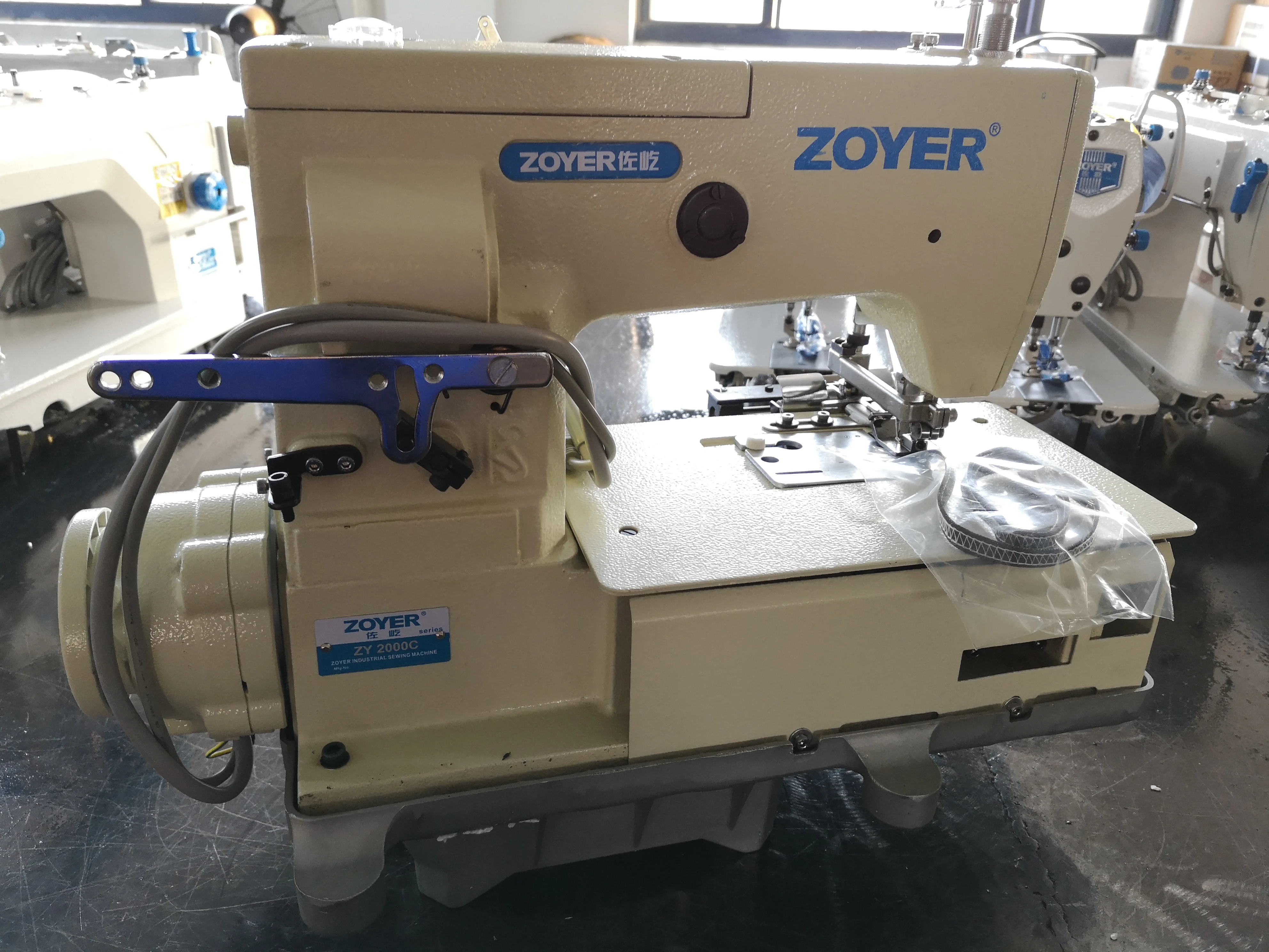 Zy2000c zoyer agulha dupla, cama plana, laço de cinto com cortador de tecido frontal, máquina de costura industrial