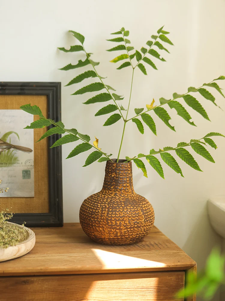 Long-necked sand ripple ceramic vase, fine-mouthed clay pot, vintage jar ornaments, B&B high-end ornaments