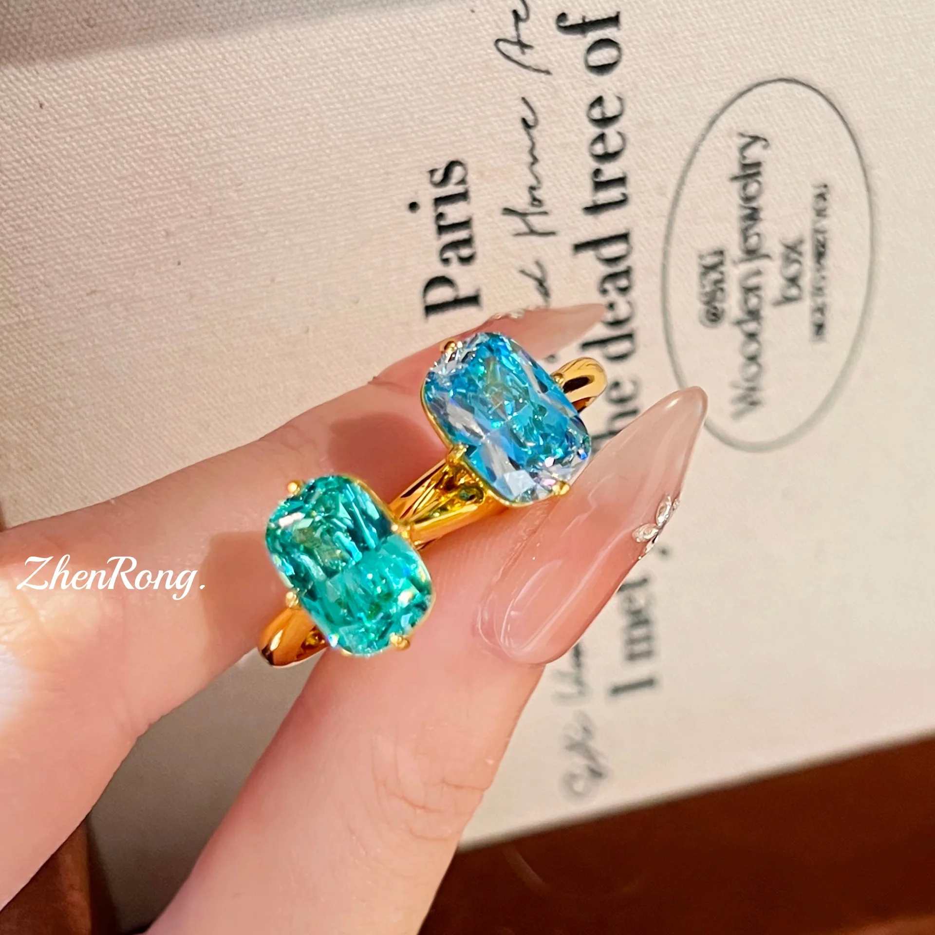 Elegant Sparkling Paraiba Blue/Green CZ Rings for Women Charms Elongated Cushion Cut Prong Twist Shank Gold Band Banquet Present