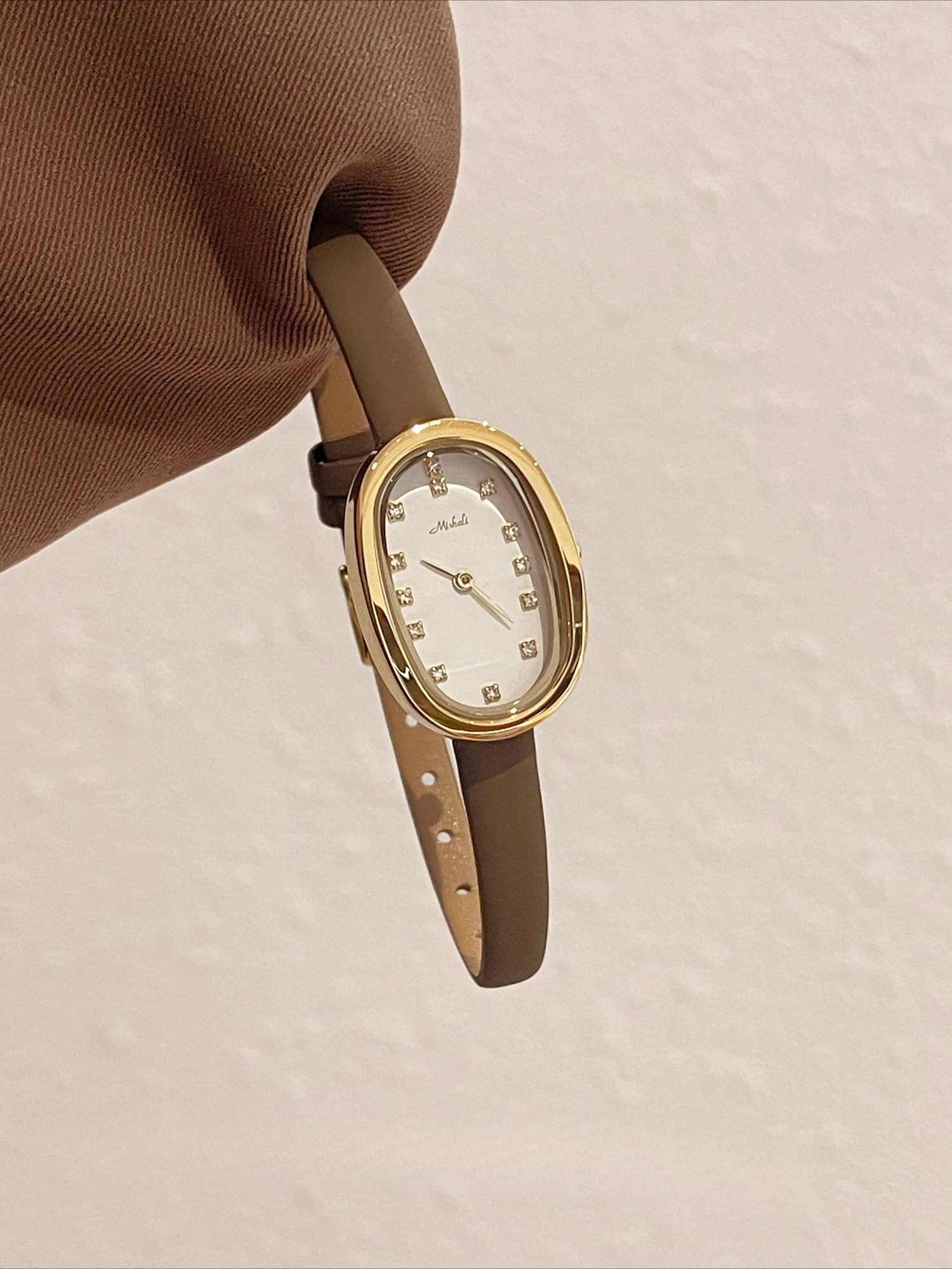 

Новые женские часы с кожаным ремешком: сдержанная роскошь, премиальный вид, винтажный стиль, новинка 2026 года, аксессуар для часов, подарок для женщин.