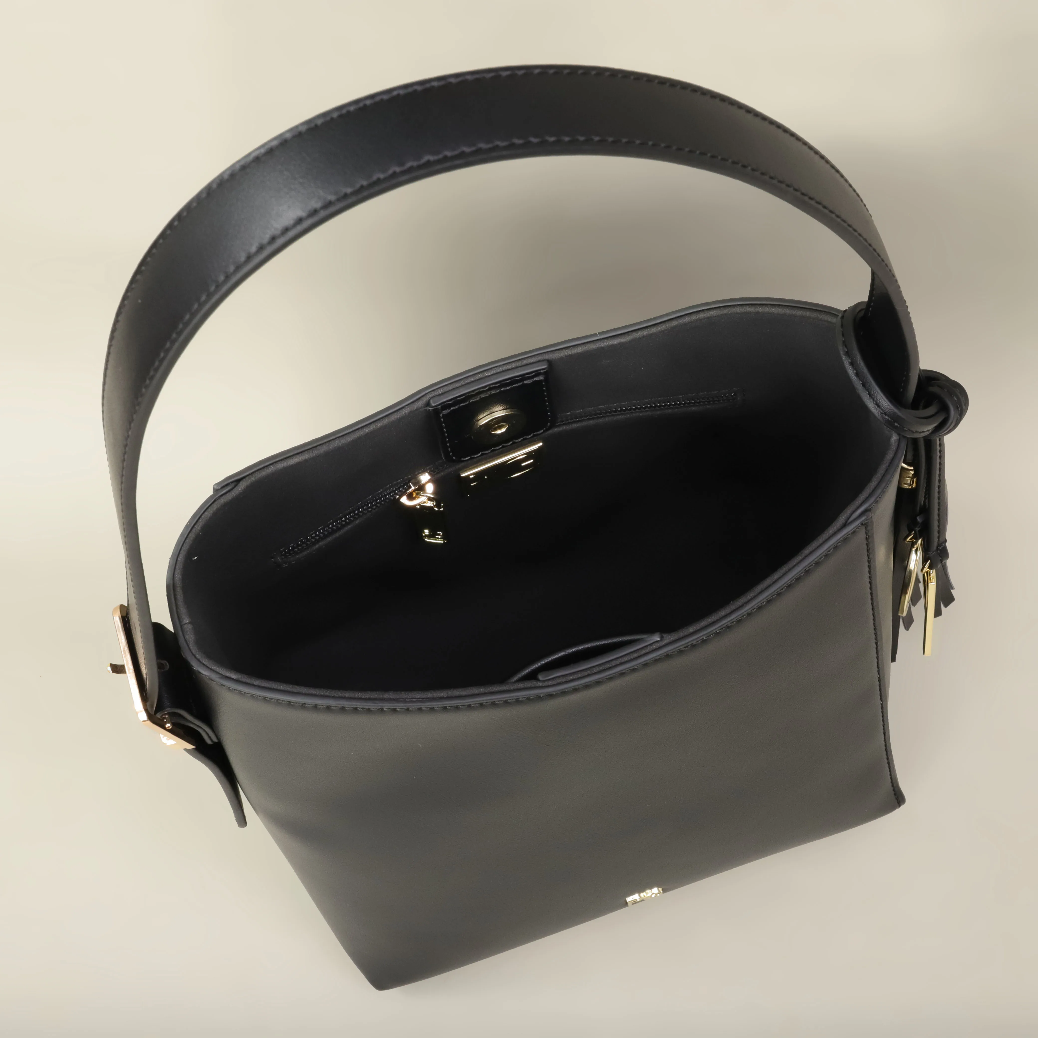 PG Leichte Nischen-Luxus-Schultertasche Neuestes Modedesign Hochwertige Minimalistische Elegante Strandtasche Ausverkauf – Detail 5
