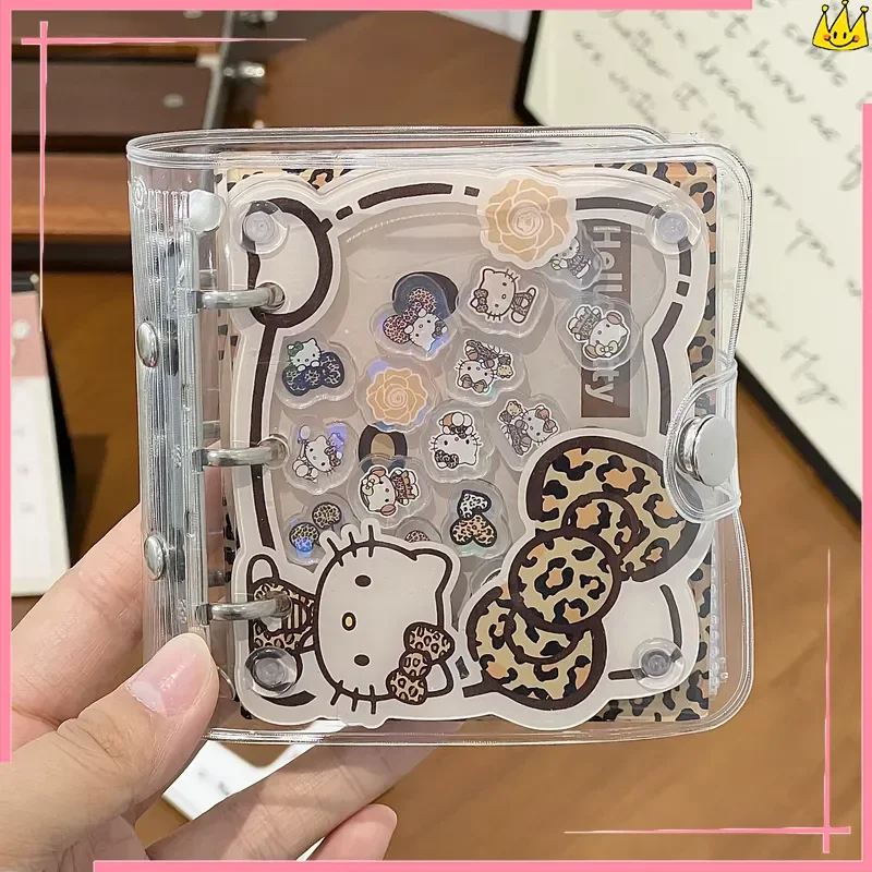 สมุดใส่การ์ดอะคริลิคแบบหลวมลายการ์ตูนเฮลโลคิตตี้ สามารถเก็บการ์ดดารา การ์ดธนาคาร รูปถ่าย ของขวัญคริสต์มาส ฮาโลวีน