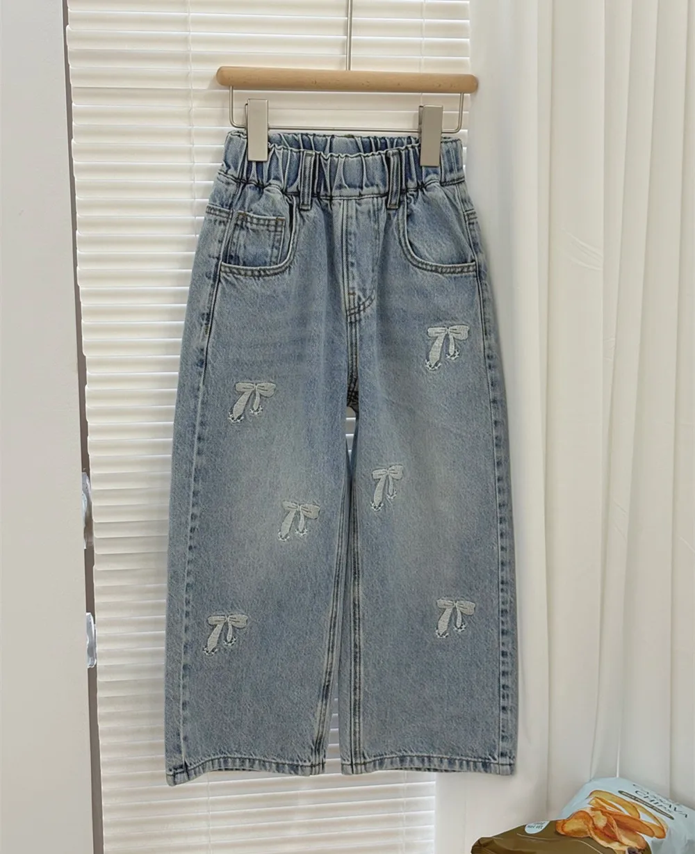 

Детская одежда: джинсы для девочек, джинсы с вышивкой в виде банта, модные джинсы для девочек