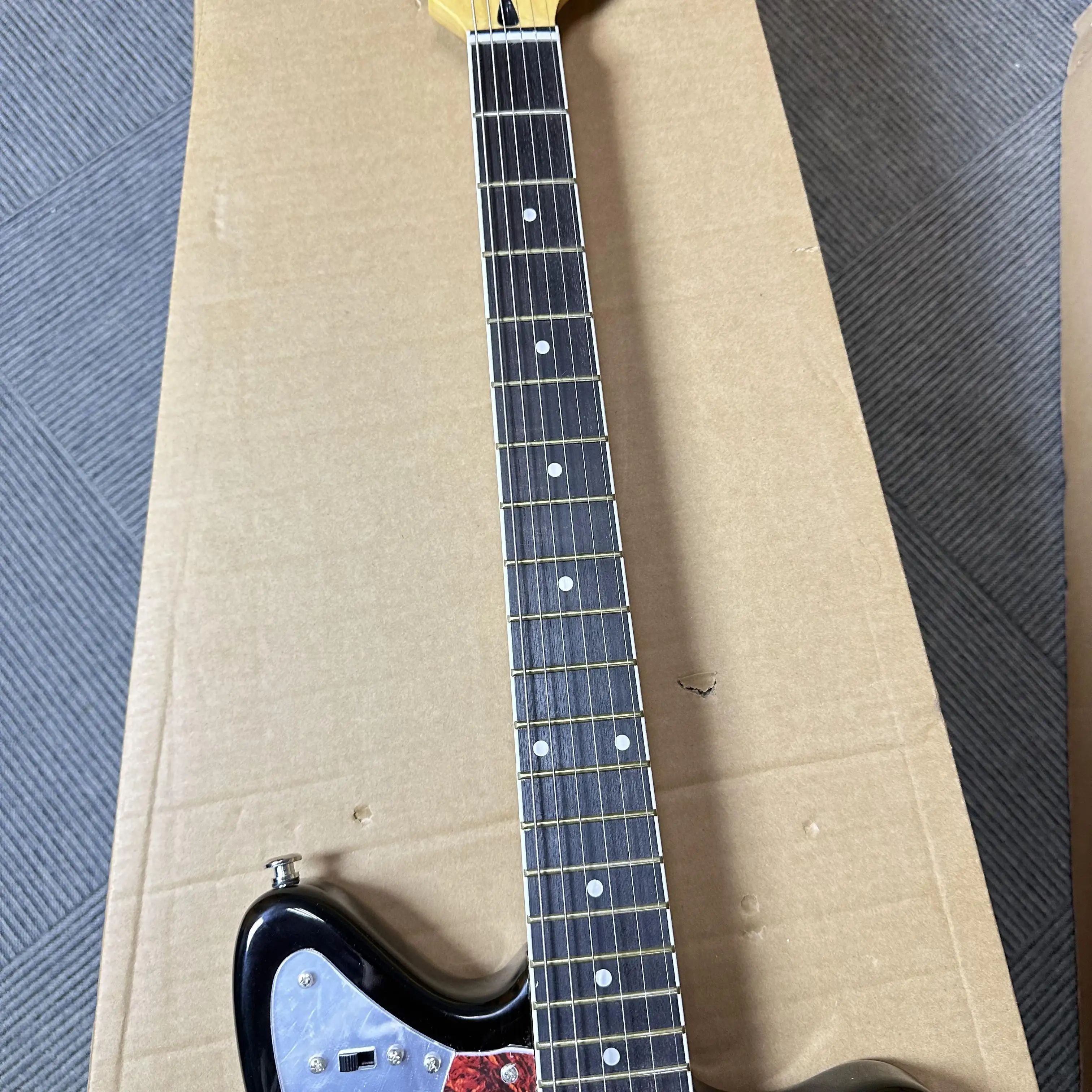 Gitar elektrik dengan bodi mahoni dan leher rosewood, berkualitas tinggi dan pengiriman gratis.