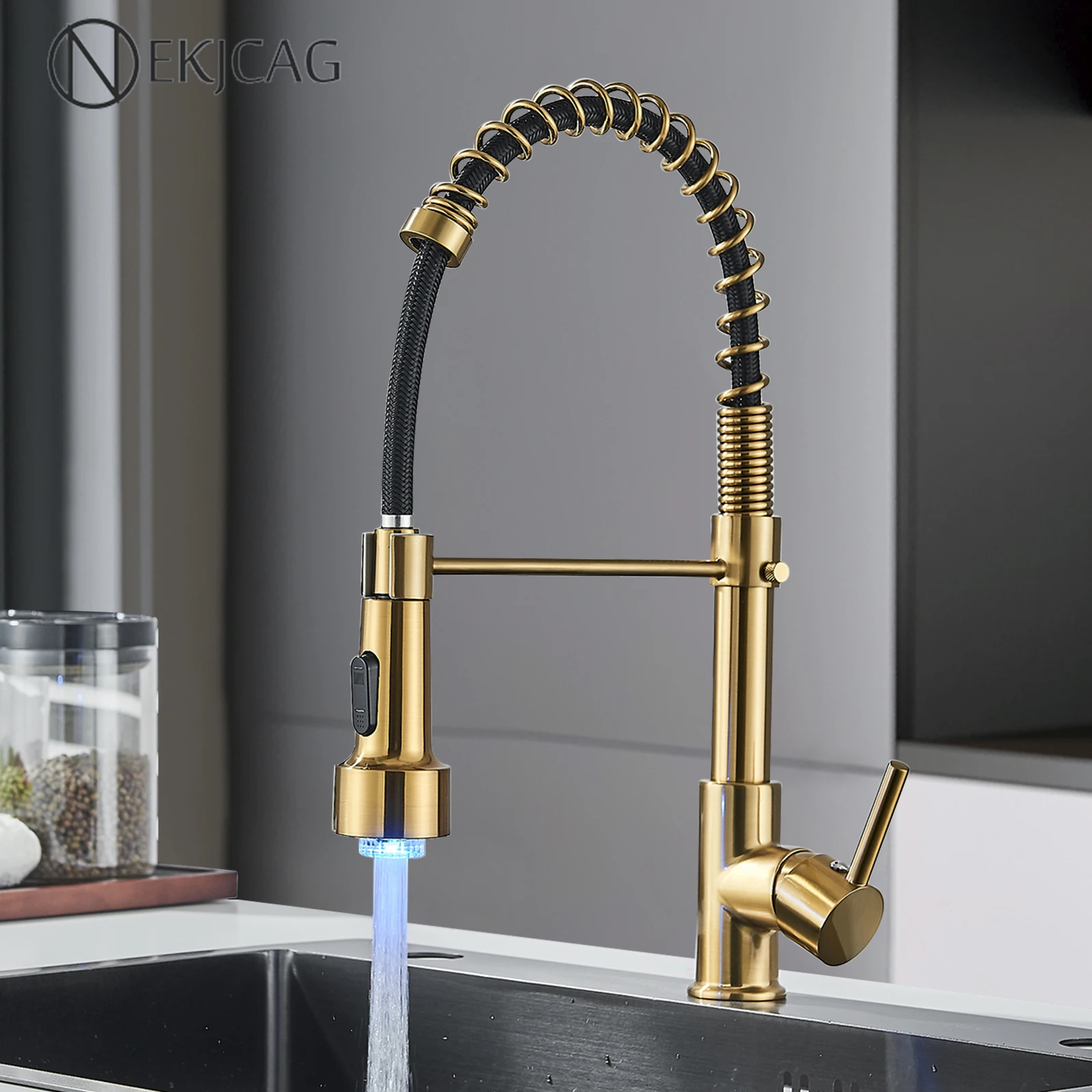 Grifo de cocina con luz LED de Oro pulido, grifo de fregadero de cocina con resorte extraíble, mezclador de agua fría y caliente, grúa con caño giratorio de un solo mango