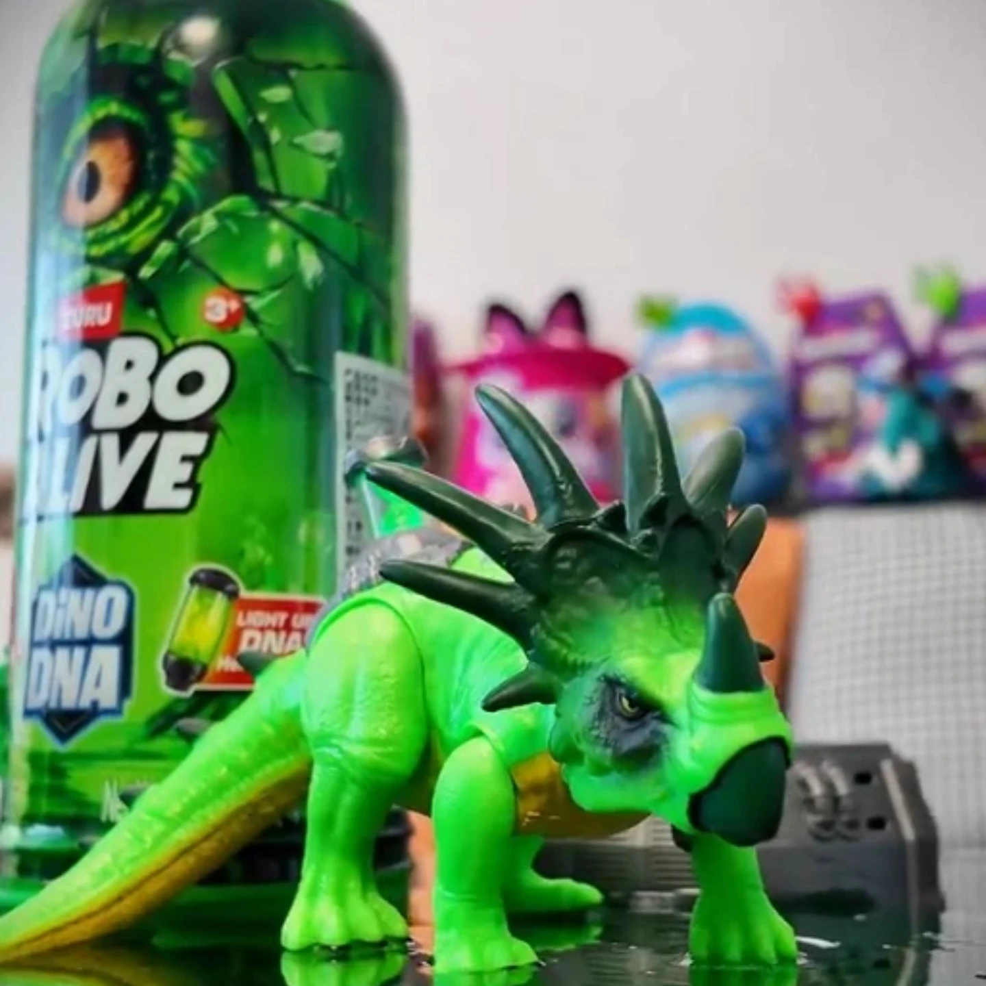 Zuru Robo Alive Dino DNA Überraschungs-Blindbox Dinosaurierfigur Tyrannosaurus Triceratops Spielzeug Geschenk für Dino-Fans und Sammler