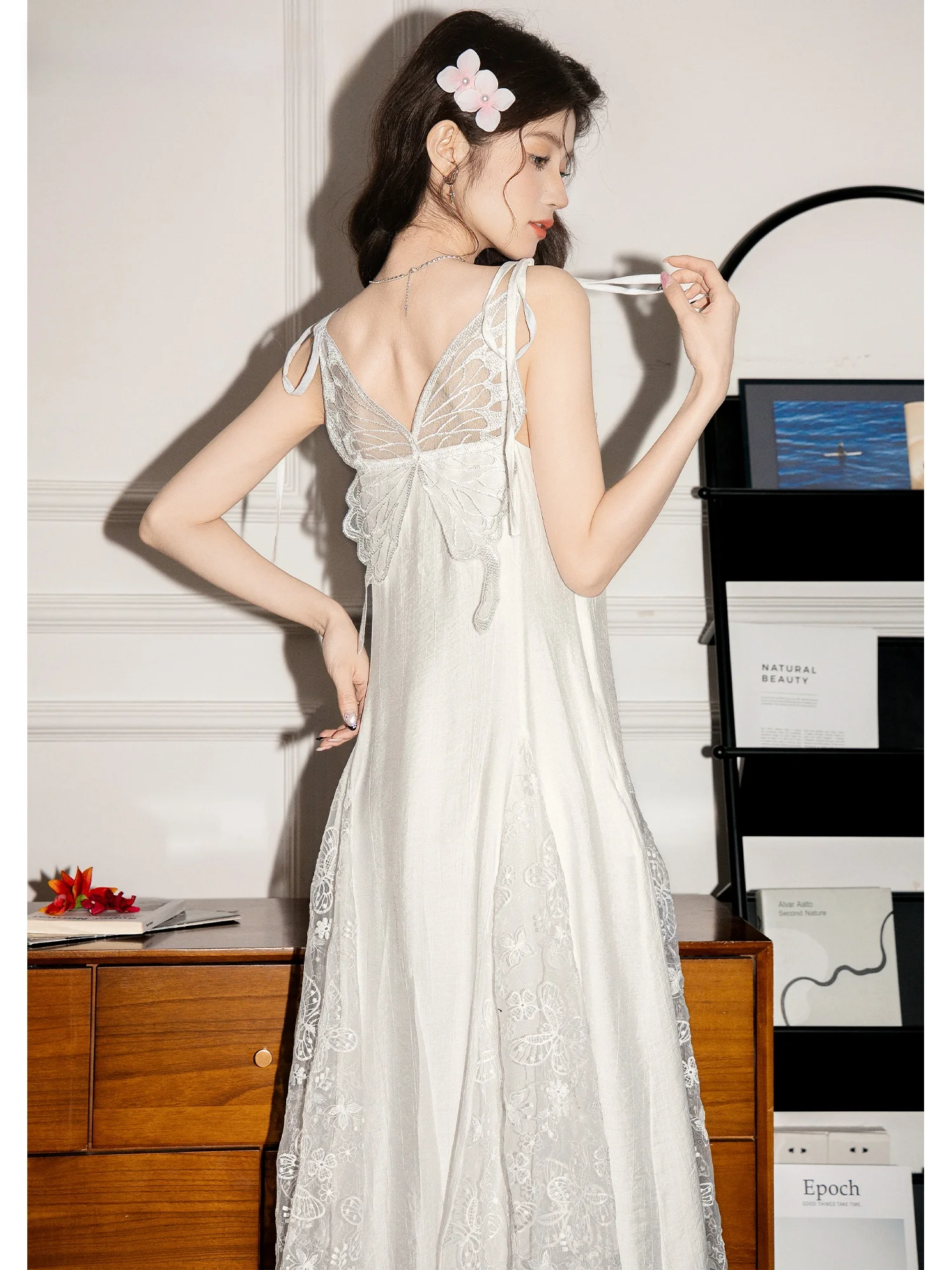 ラ・シャペル 2025年夏 美しい蝶のレース ホワイトストラップドレス バケーションカジュアルスタイル ギャザーウエスト ノースリーブ Vネックドレス