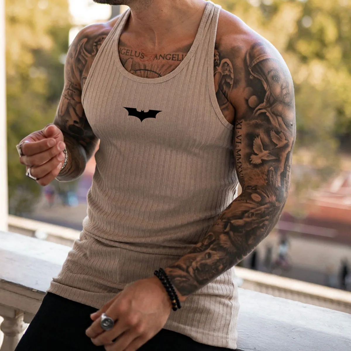 2026 الصيف الرجال الخفافيش سترة حجم كبير شريط تي شيرت بلا أكمام للجيم الرجال اللياقة البدنية الذكور ممارسة سترة رياضية قميص كمال الاجسام الملابس