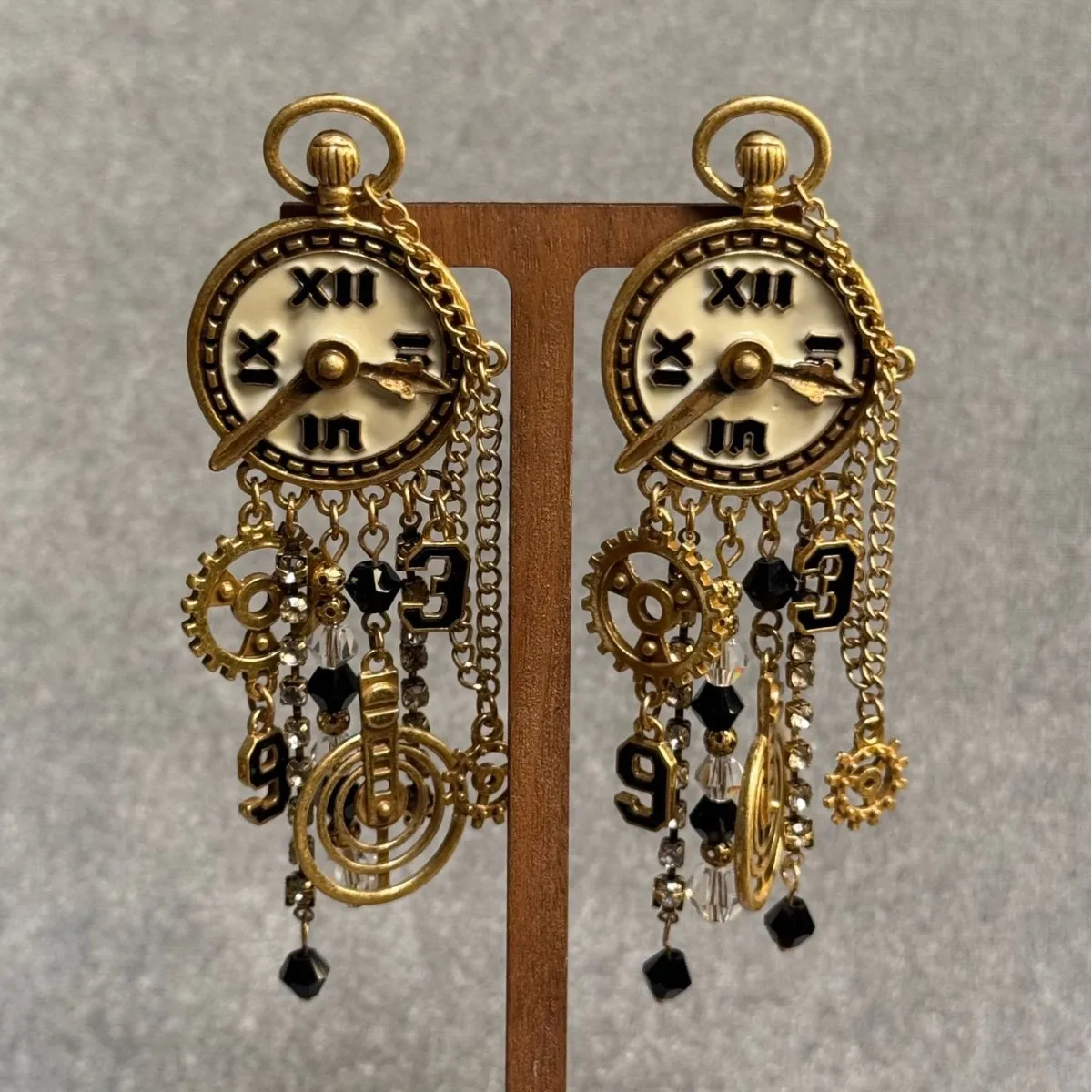 

Винтажные серьги с циферблатом в виде часов, персонализированные модные винтажные серьги, серьги-гвоздики с эмалью и цирконием с бахромой