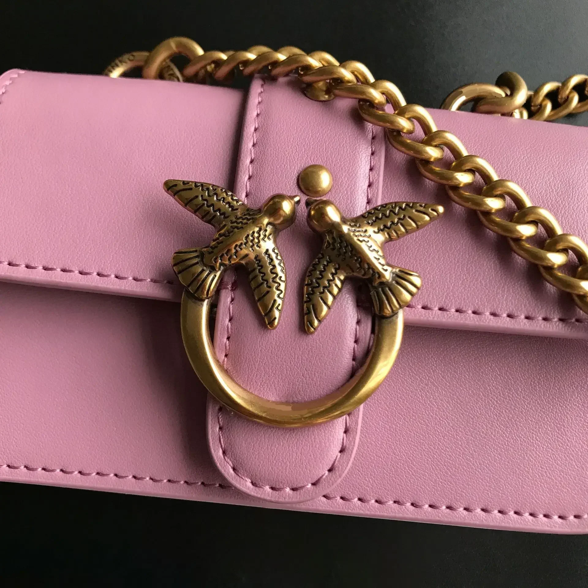2026 Neue Damen-Umhängetasche in Beige mit V-Steppung, PU-Leder, Goldener Schwalbenverschluss, Ketten-Mini-Schultertasche für den Alltag, Dating, Hochzeit, Bestseller – Detail 24