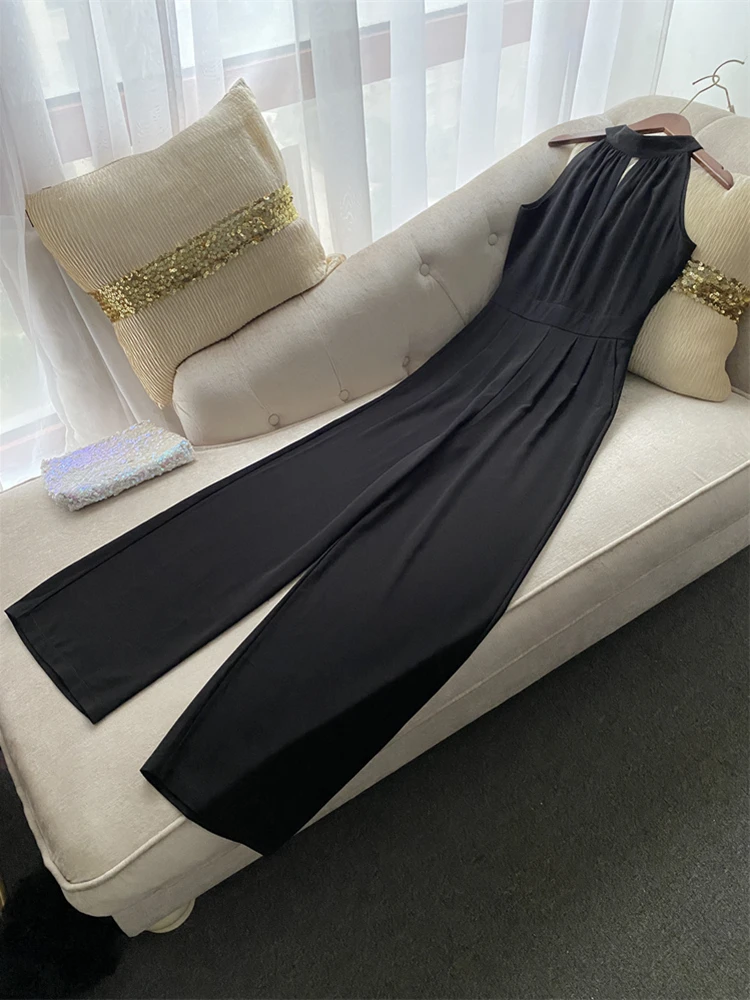 Modny, polecany kombinezon damski z odkrytymi ramionami, z jedwabiu, z podkreśloną talią, długie spodnie, letni strój jednoczęściowy.