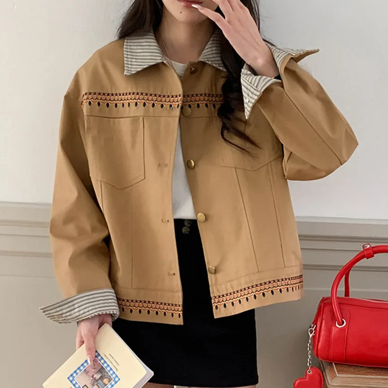 HKSH ربيع الخريف جديد سترة نسائية مطرزة مخطط بدوره إلى أسفل طوق واحدة الصدر جيوب الرجعية شيك معطف قصير HK14378