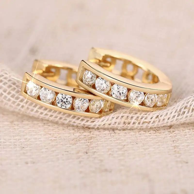 Huitan Goldfarbene Creolen für Frauen, Hochzeit, Verlobung, Luxus-Accessoires, trendiger, vielseitiger Alltagsschmuck, eingelegter glänzender CZ