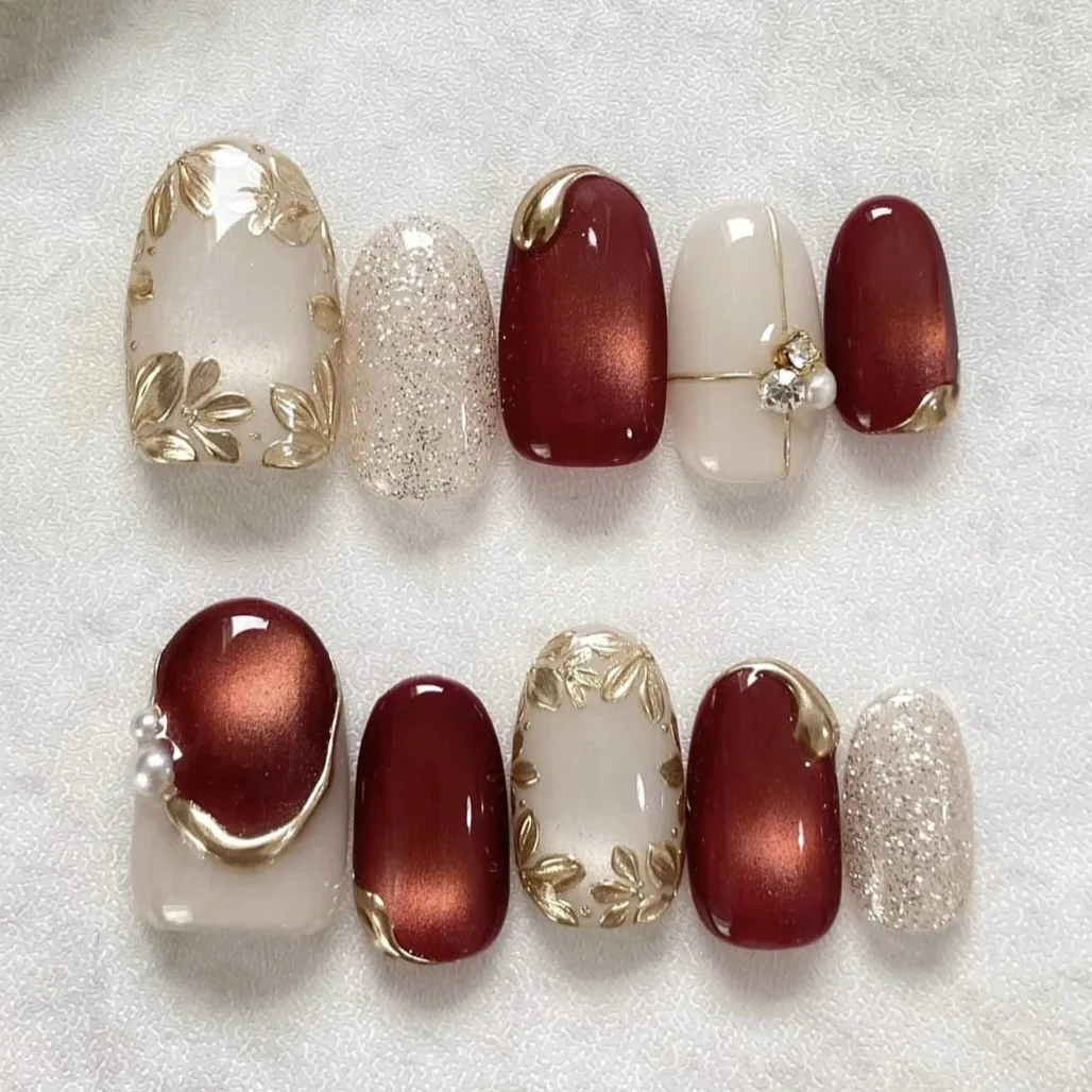 

24Pcs Red Cat's Eye Fake Nails Full Cover Gilded Flower Rhinestone Manicure Tips Short Round Head Wearable Press on False Nails