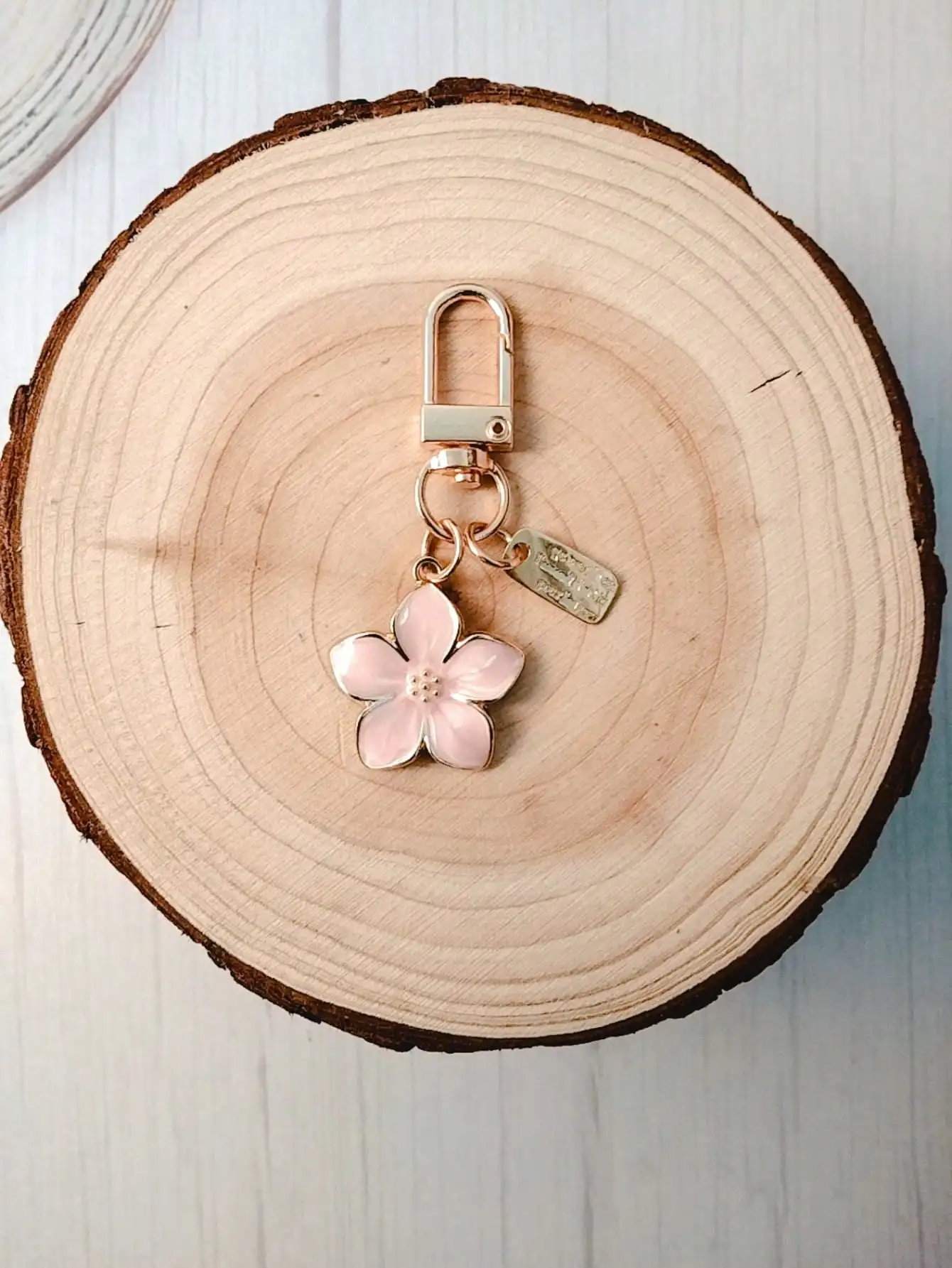 1pc Metal Sakura Flower Keychain, Lightweight And Graceful Sakura Design With Tag Accessory, Suitable For Bag, Car Keys, Couple & Holiday Gifts