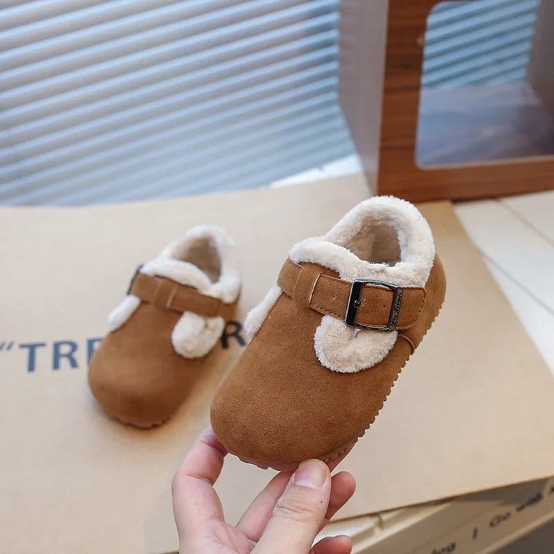 Sepatu bot Suede musim dingin untuk anak-anak, sepatu bot rumah boneka bahan Suede, sepatu musim dingin 2024, sepatu kasual motif gesper logam untuk anak-anak