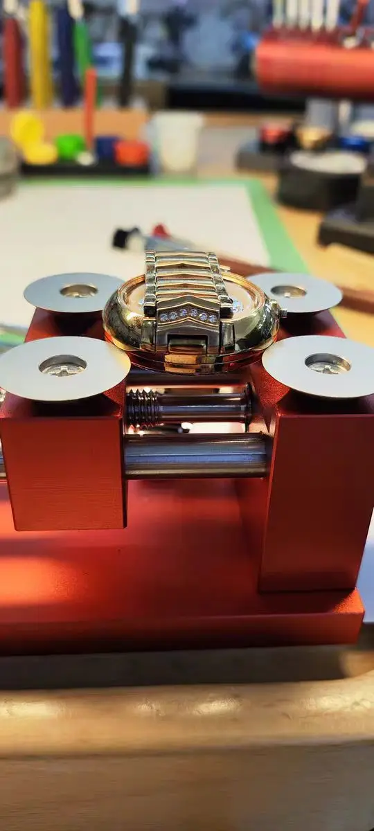 

Профессиональные инструменты для замены стекла, открывающегося внешнего кольца и открывающегося застежки безеля часов высокого класса.