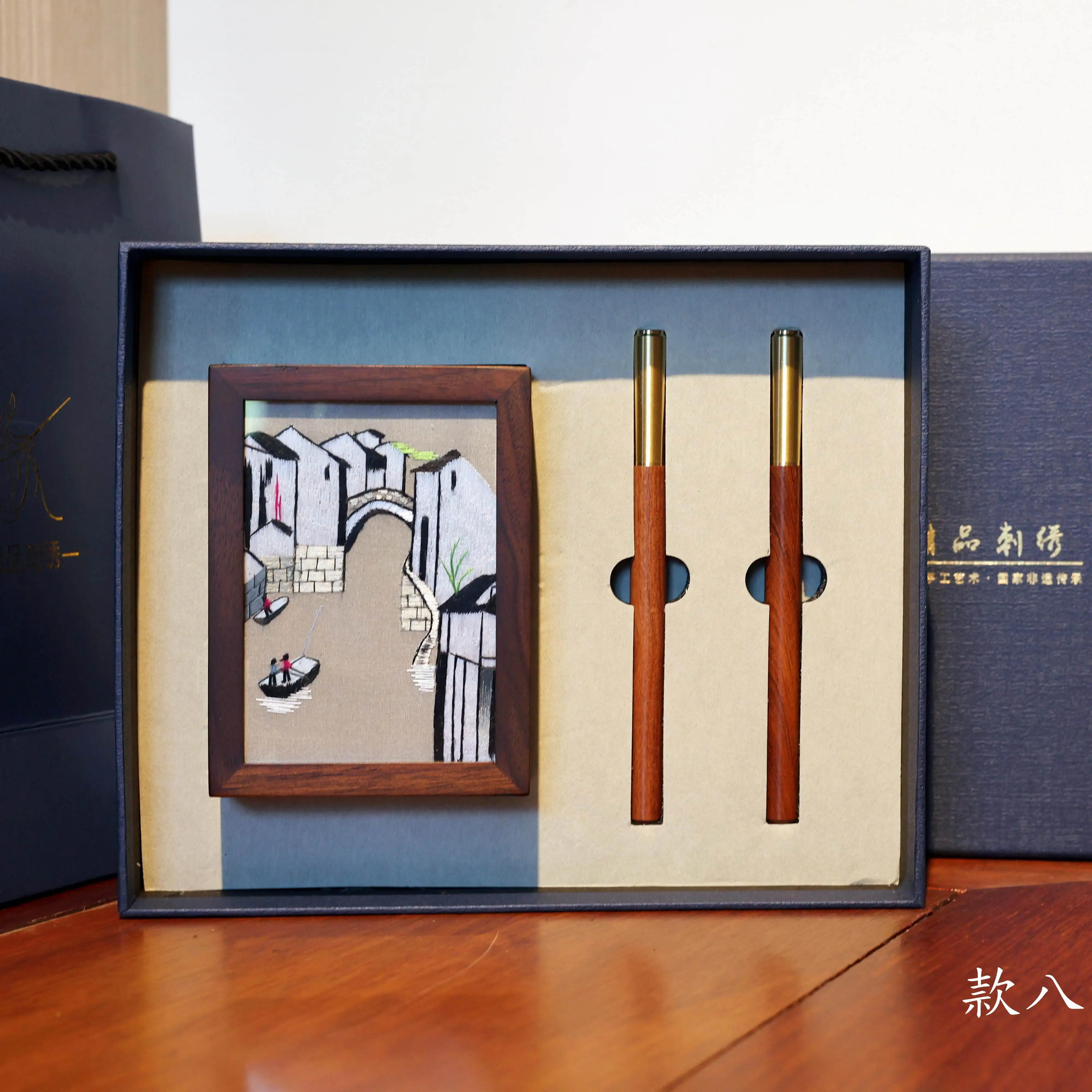 Embroidery Walnut Handmade Pen Holder Decoration Finished  Characteristics Non-Heritage Cultural Creative for Foreigners Gift