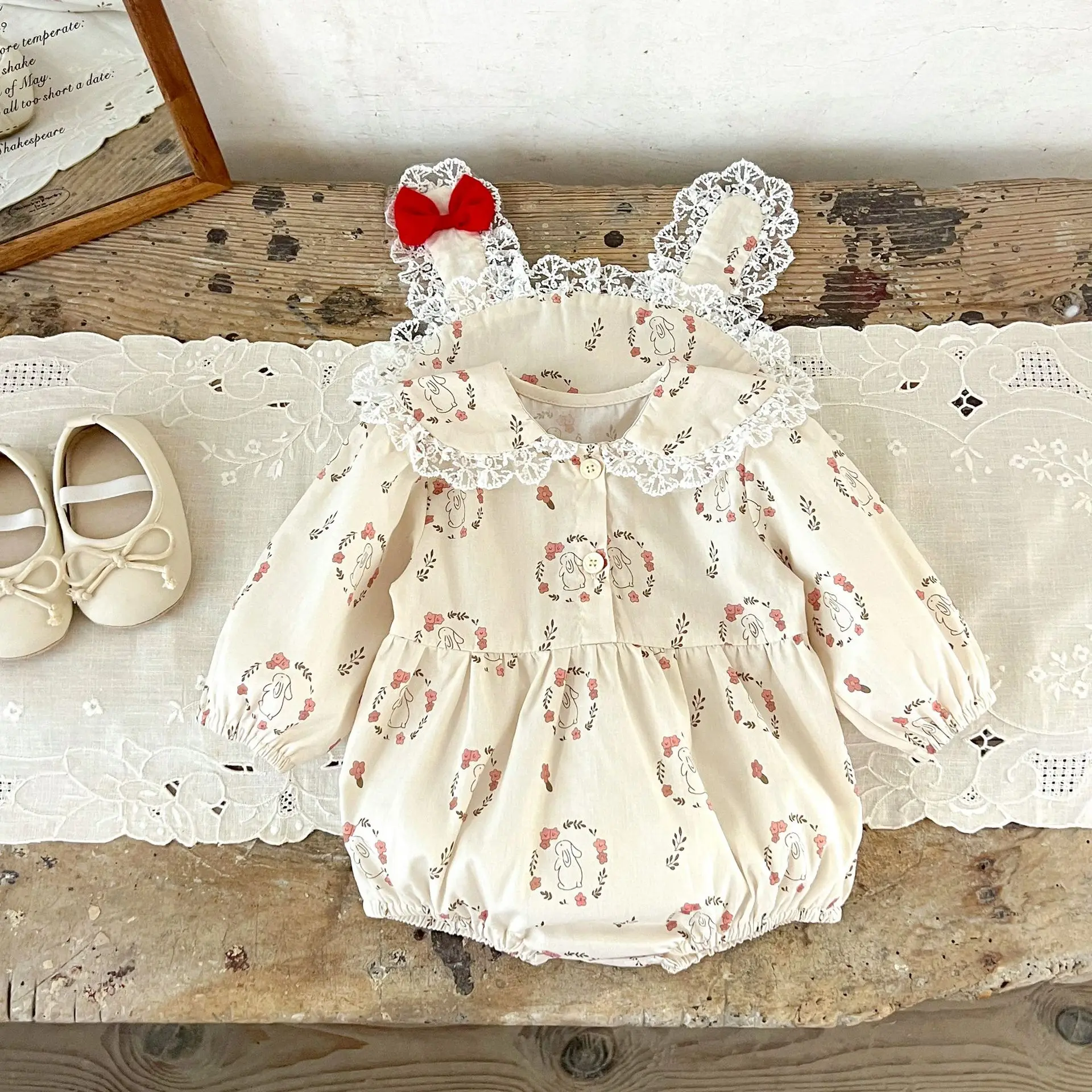 Mono bonito de franela dulce con cuello vuelto y estampado de borde de algodón puro para bebé y niño pequeño para primavera y otoño