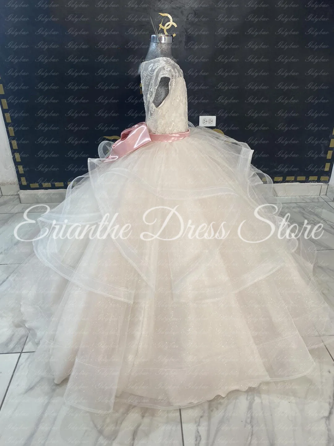 Sukienka dla dziewczynki na wesele w kolorze kości słoniowej, tiulowa, bufiasta, z różową kokardą, elegancka, na urodziny dziecka, Pierwszą Komunię Świętą, suknie balowe, szyta na miarę.