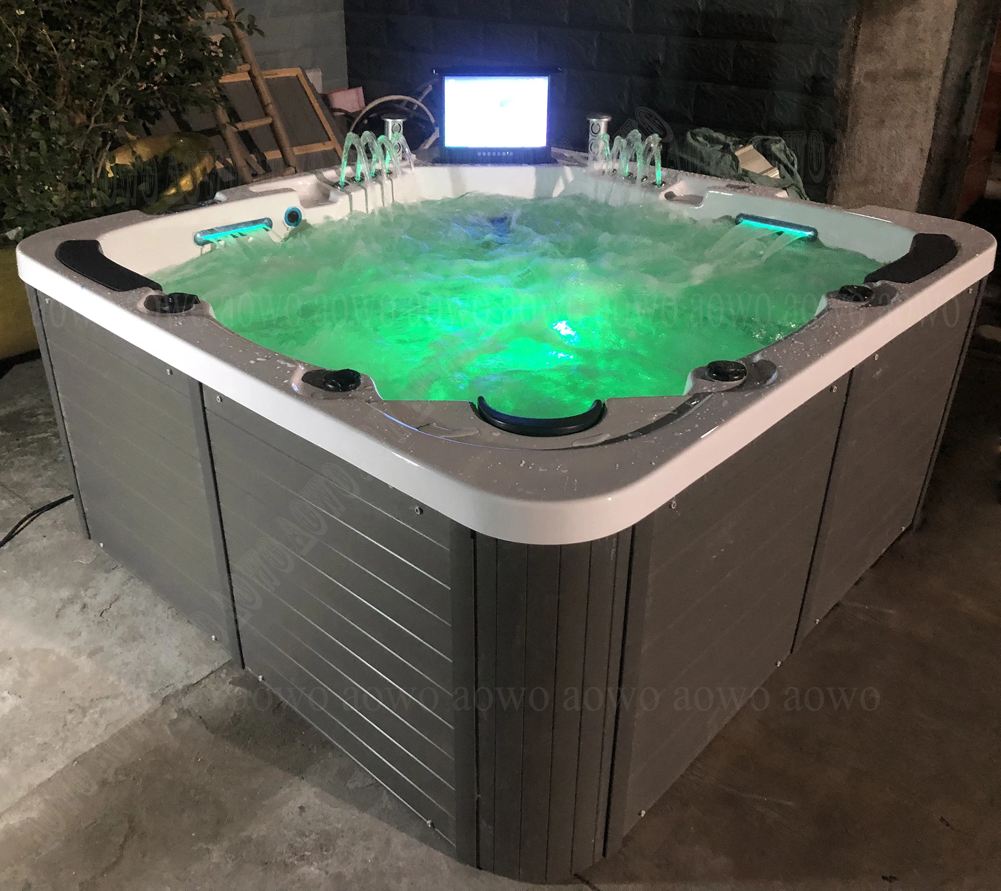 ETL and UL Certificate Hot Tube Outdoor Spa Waterfall Yauzzier Country Yard Design 5 Person Entertainment TV Loudspeakers Remote