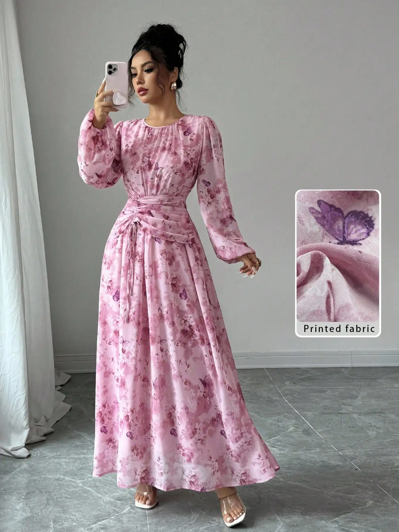 

Женское розовое шифоновое платье макси с принтом бабочек, драпировкой, круглым вырезом и длинными рукавами