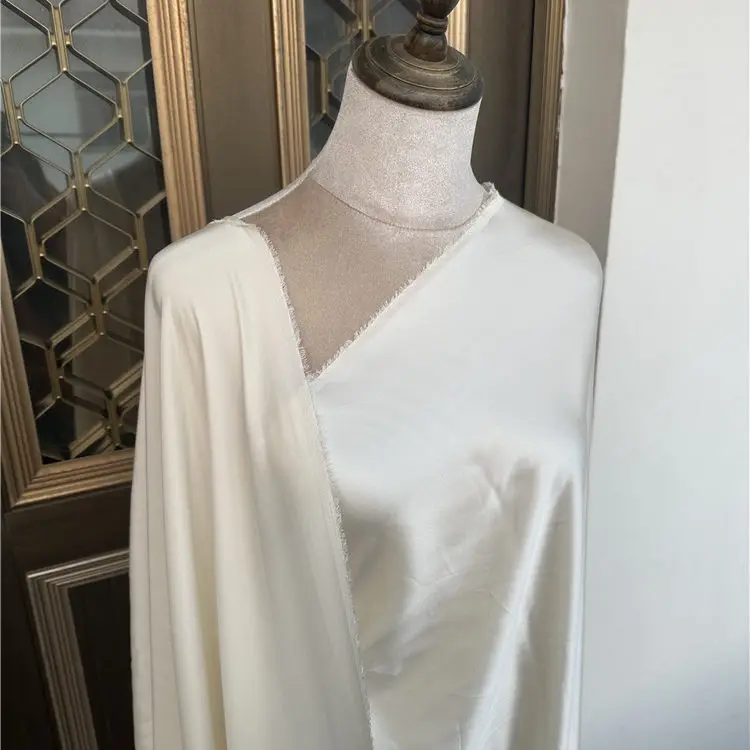 

Лимитированная серия высококачественной бежевой ткани из 100% шелка тутового шелкопряда (креп-сатин) для юбок, пижам и рубашек