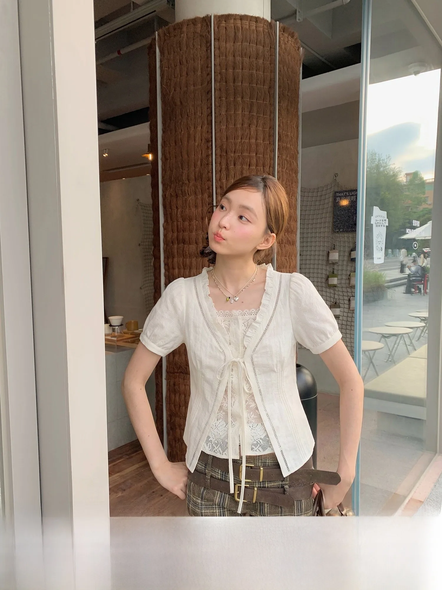 

Белая женская летняя блузка 77space с V-образным вырезом, короткими рукавами-фонариками и оборками, приталенная, в нежном стиле