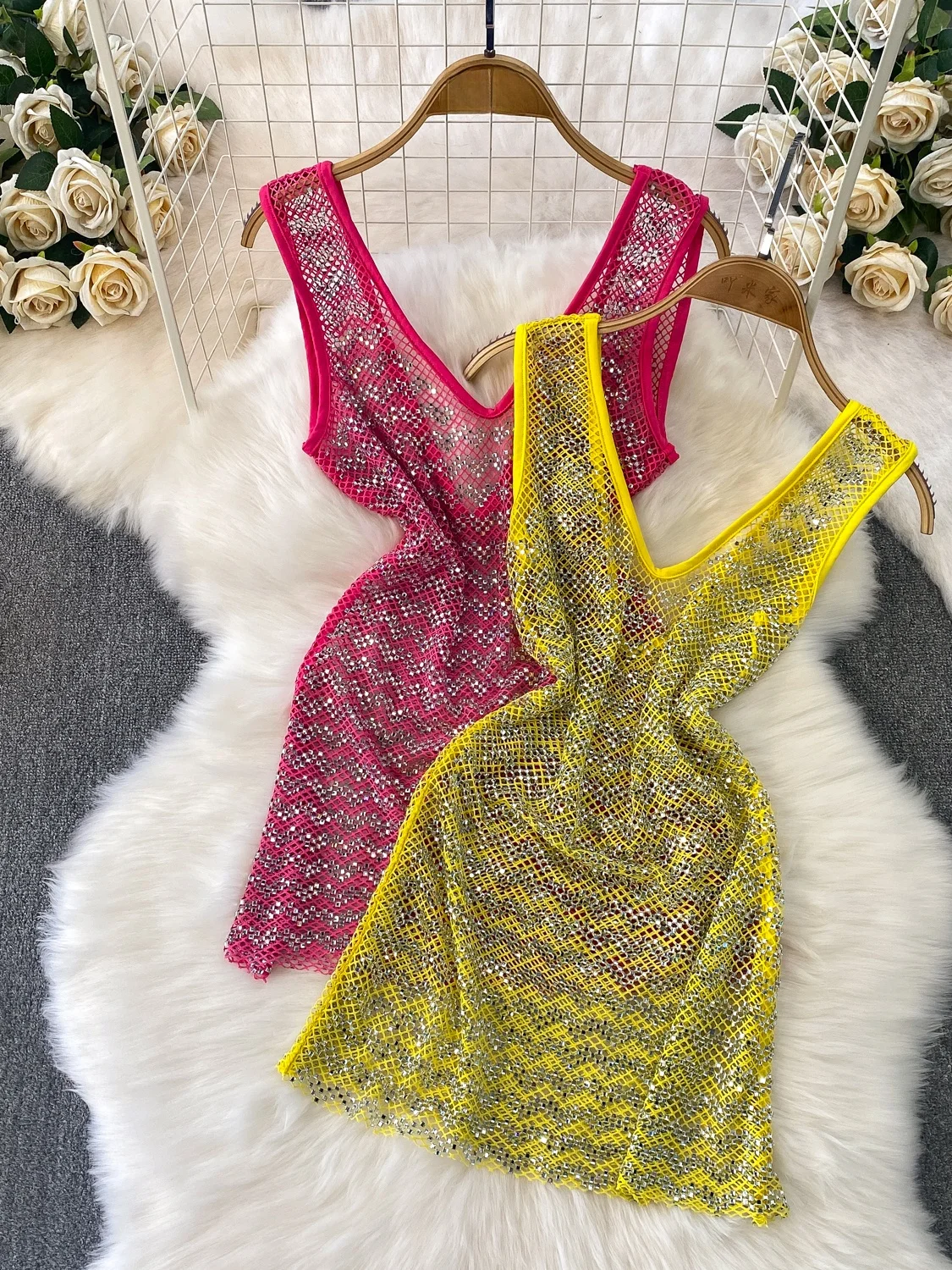 

Женское короткое платье с V-образным вырезом и инкрустацией стразами, осенне-зимнее, из сетчатой ткани, утягивающее, с завышенной талией, А-силуэт