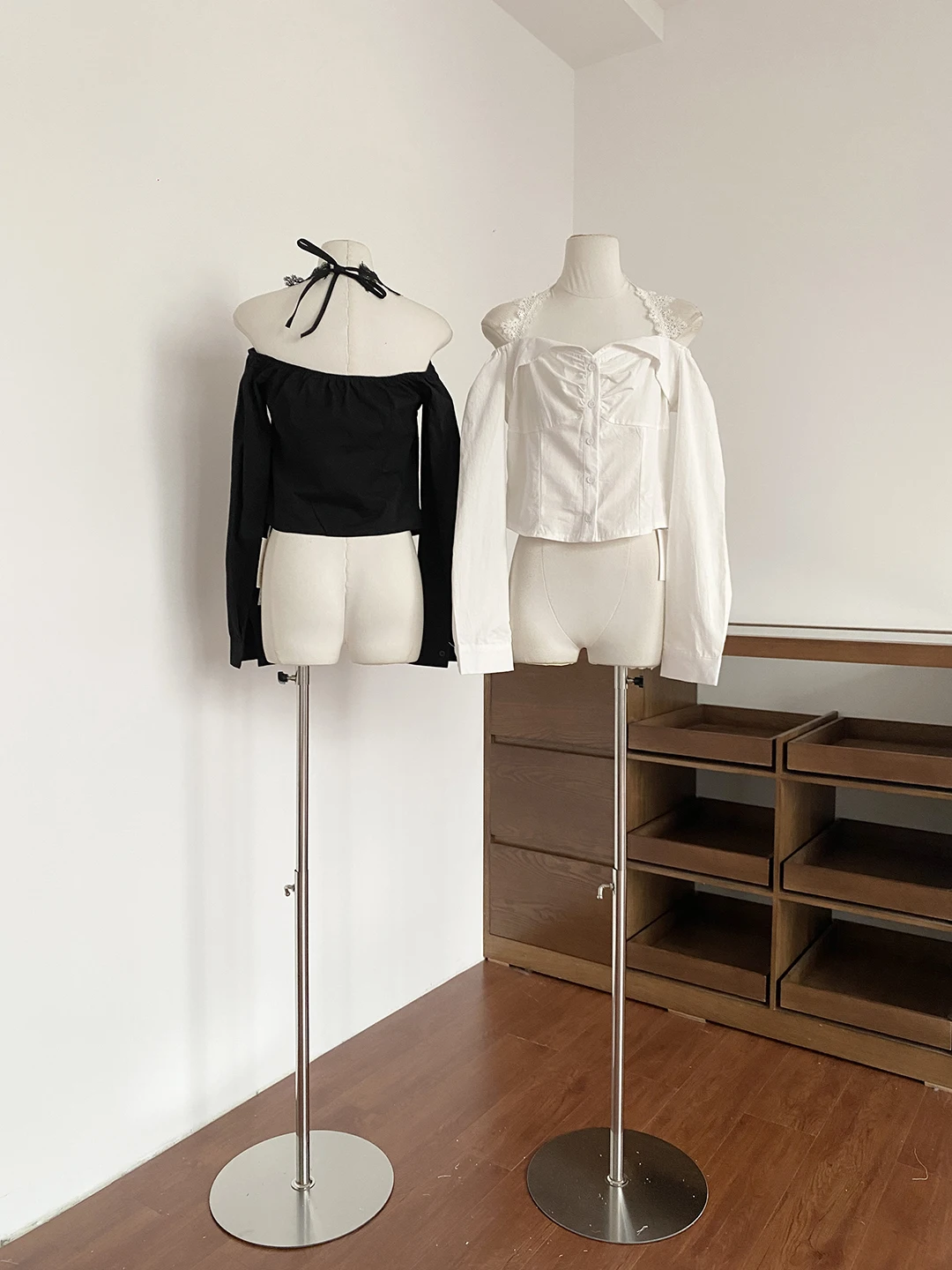 

Женская блузка Pure Desire с одним открытым плечом, длинным рукавом, весенний стиль, приталенный крой, кружевной воротник-халтер, укороченный топ с открытой спиной