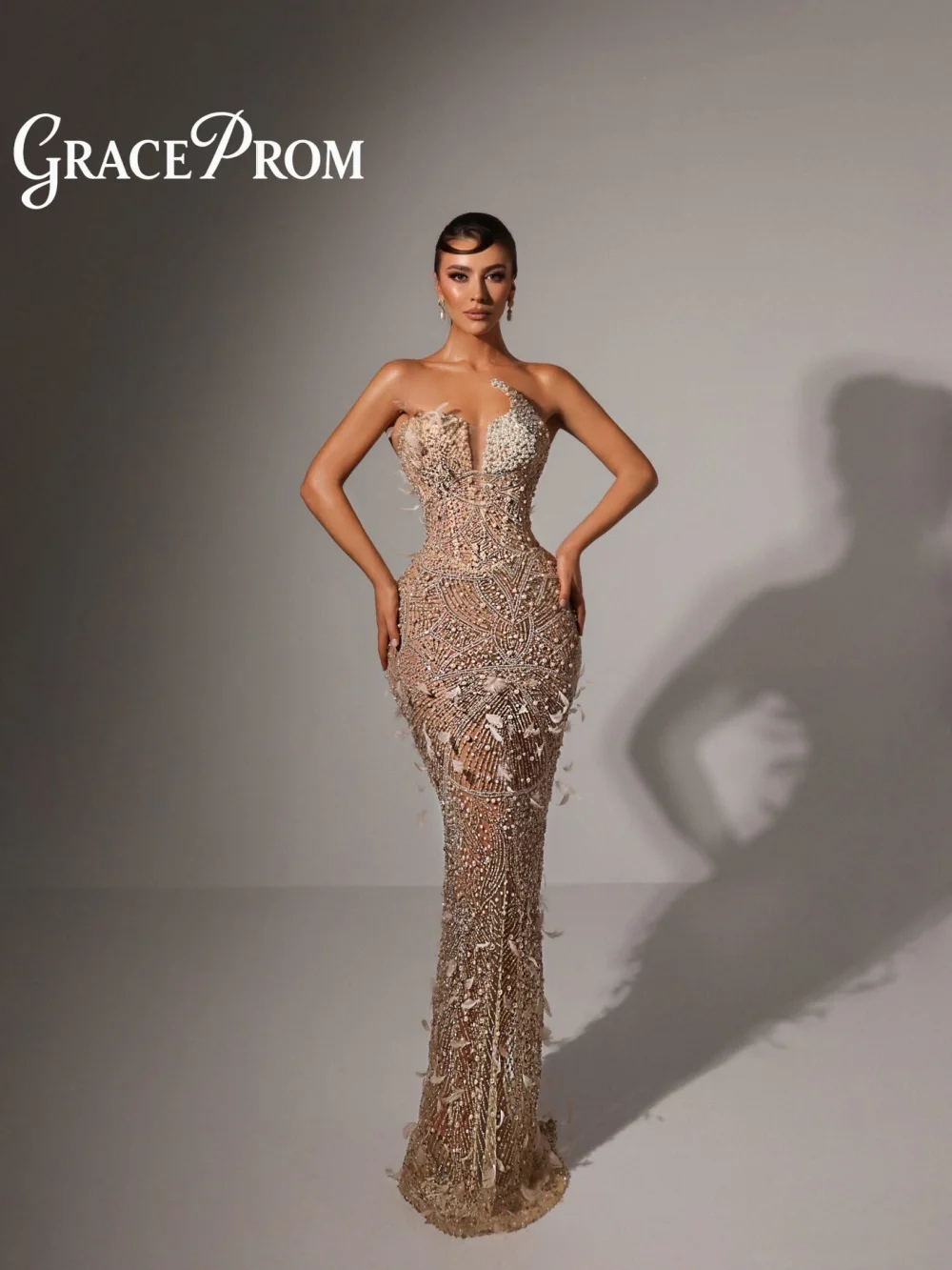 ชุดราตรีไหล่เดียว GraceProm ประดับเลื่อมวิบวับ ชุดราตรีทรงเอไลน์ยาวกรอมพื้น แต่งขนนกอย่างประณีต สำหรับงานปาร์ตี้