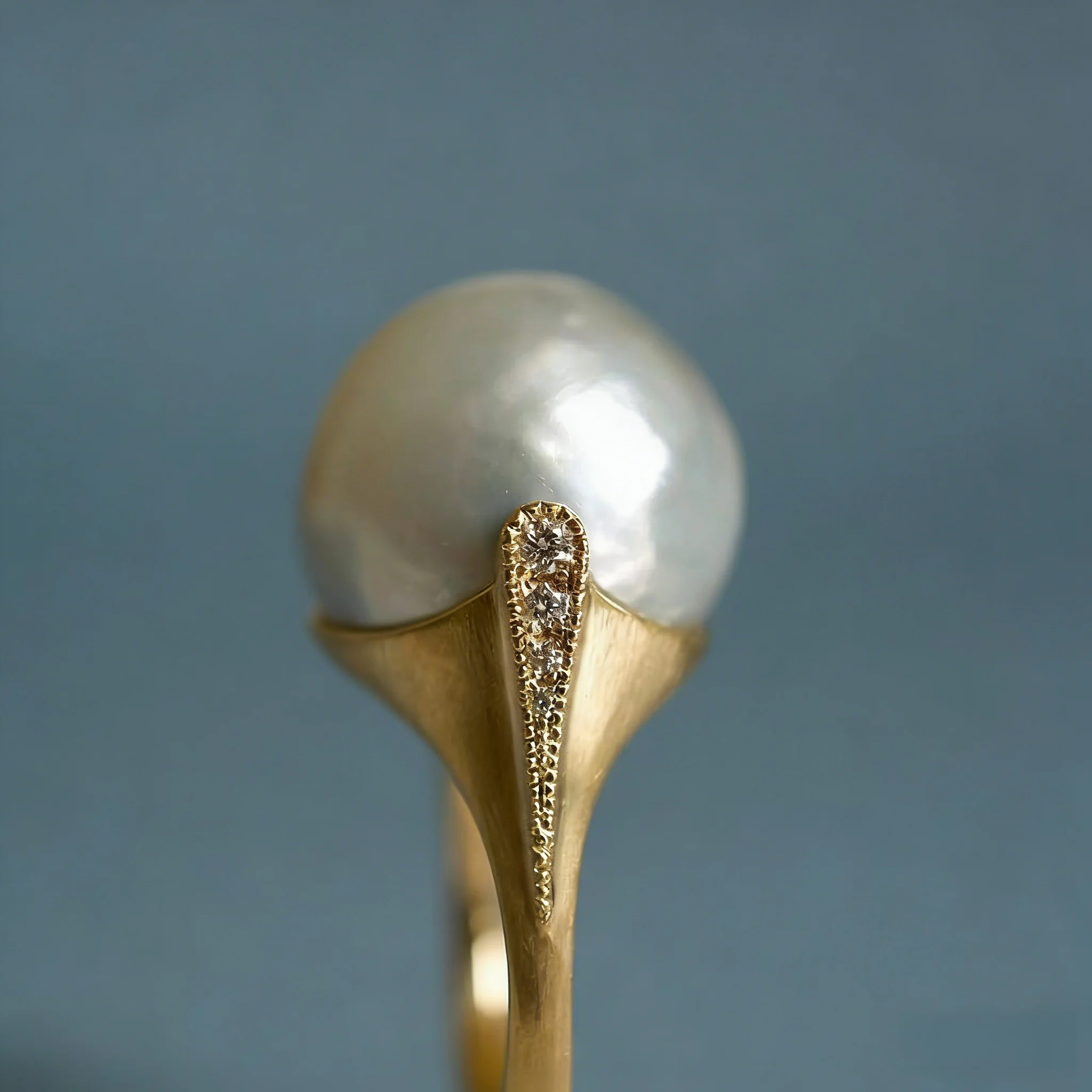 Schlichter Ring mit einem Band, der mit kleinen, künstlichen Edelsteinen besetzt ist, kombiniert mit einem Kupferring, der Perlen ähnelt, für Damen.