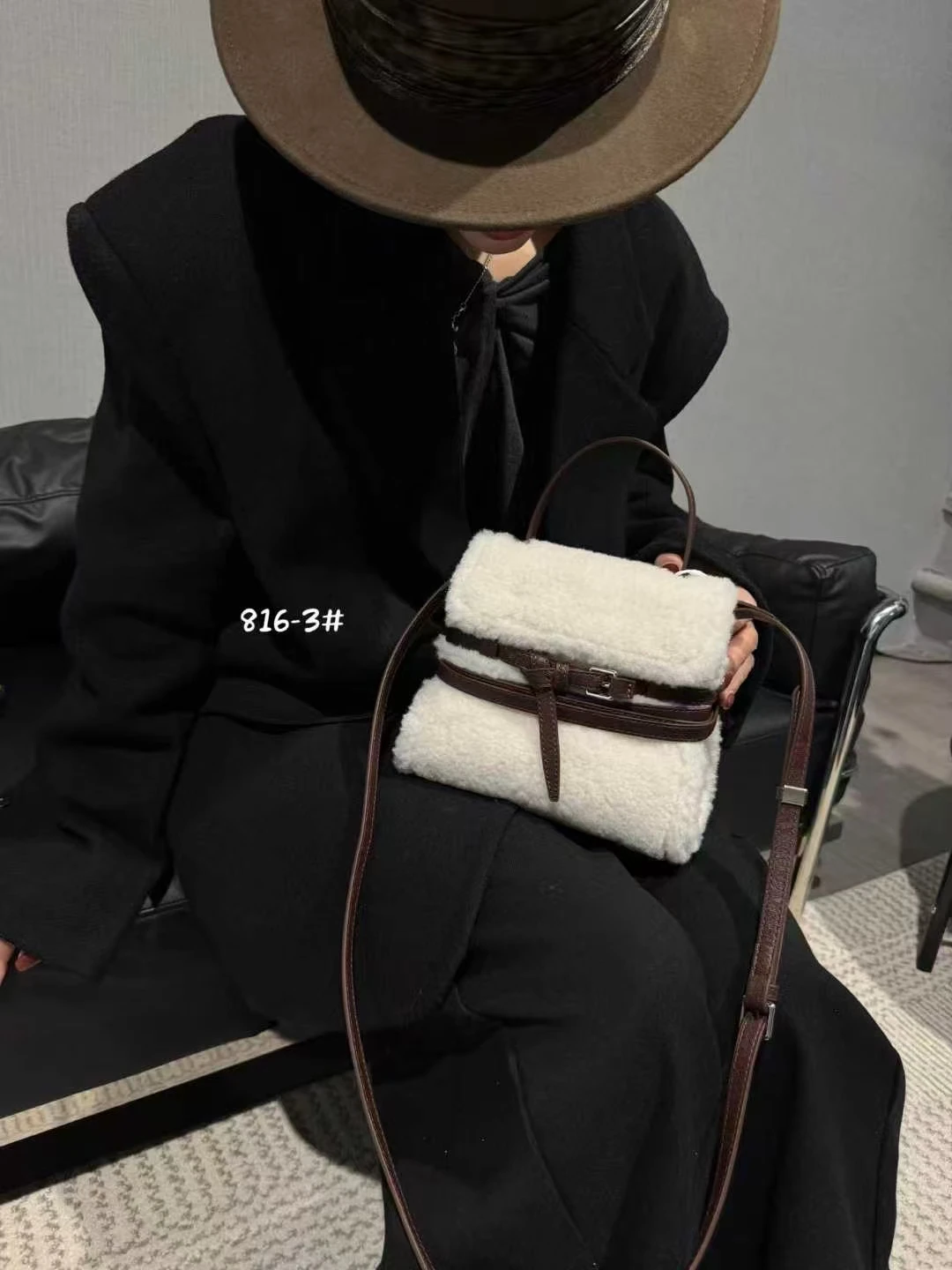 

Новая осенне-зимняя сумка через плечо из натуральной кожи с меховым ремешком, ретро-дизайн, универсальная, милая, пушистая, с эффектом люкс
