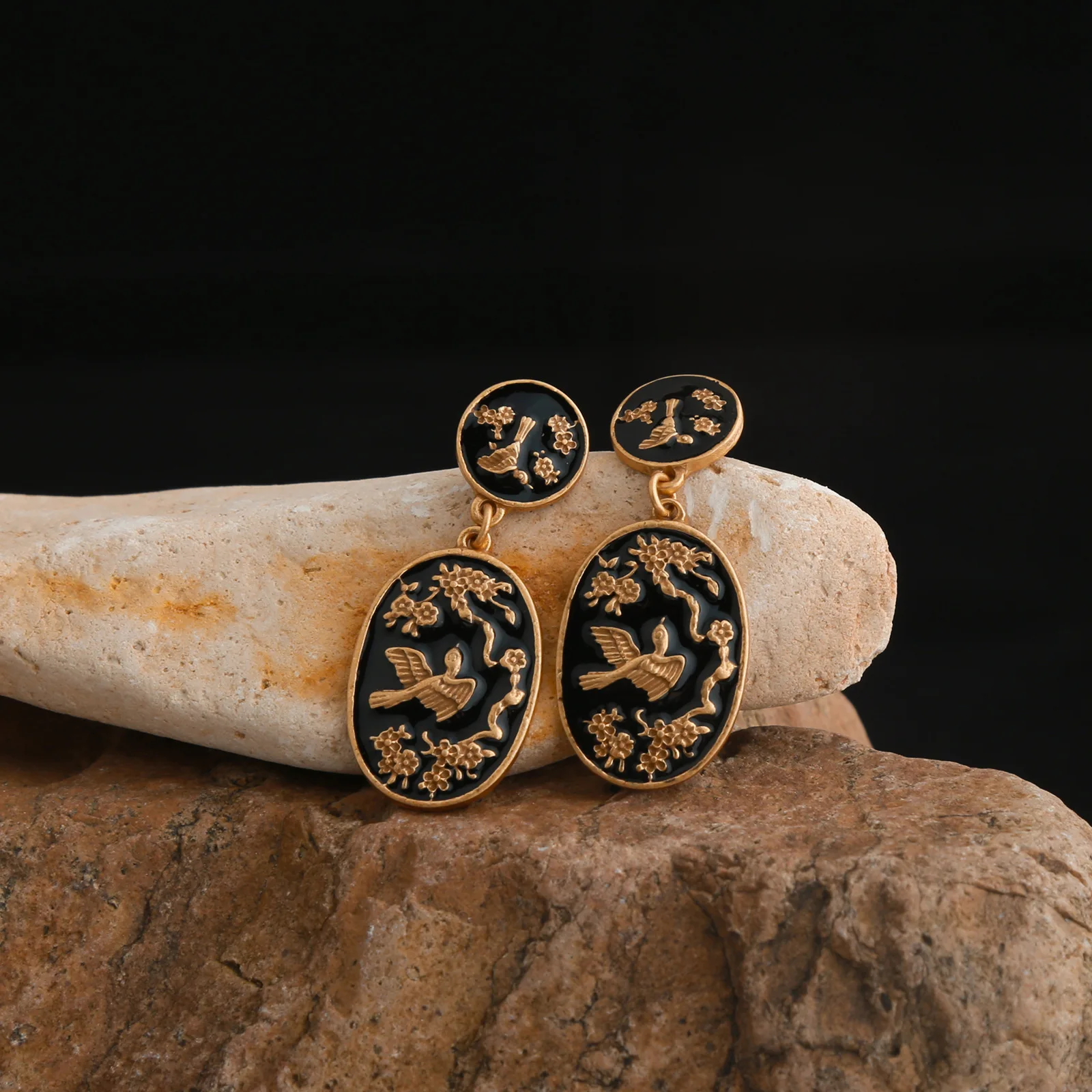 

Retro Copper Black Enamel Stud Earrings for Women Silver Needle Niche Design Gold Flower Bird Pattern Light Luxury Jewelry Gifts