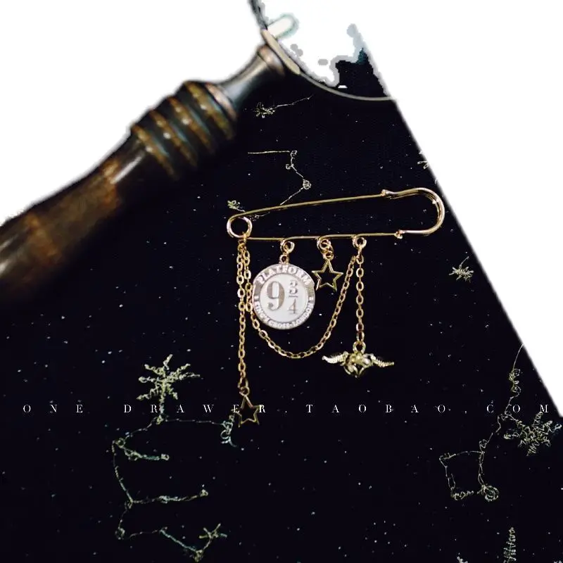 Magic peripheral: 943 Station No. 943 Star Snitch brooch school bag clothes pin jewelry Christmas gifts