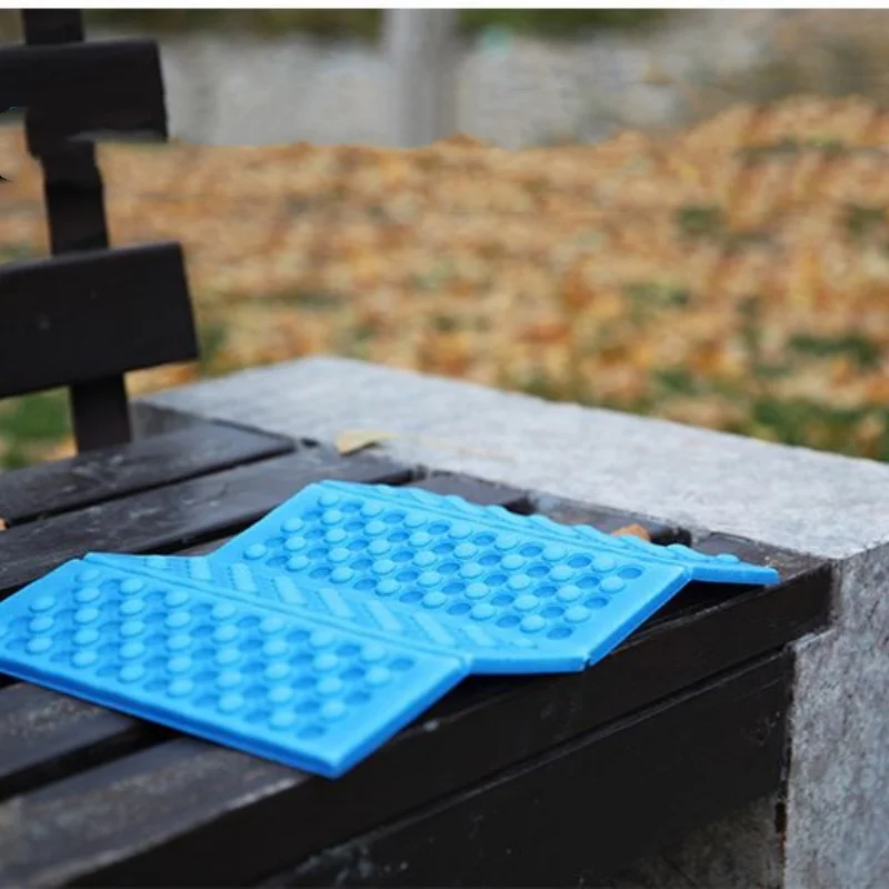 4/2 pieces in random colors, ergonomically designed, durable and thick 60% off foldable seat cushion, outdoor camping seat cushion, portable seat cushion, suitable for outdoor gardens, picnics, camping, hiking, beach t