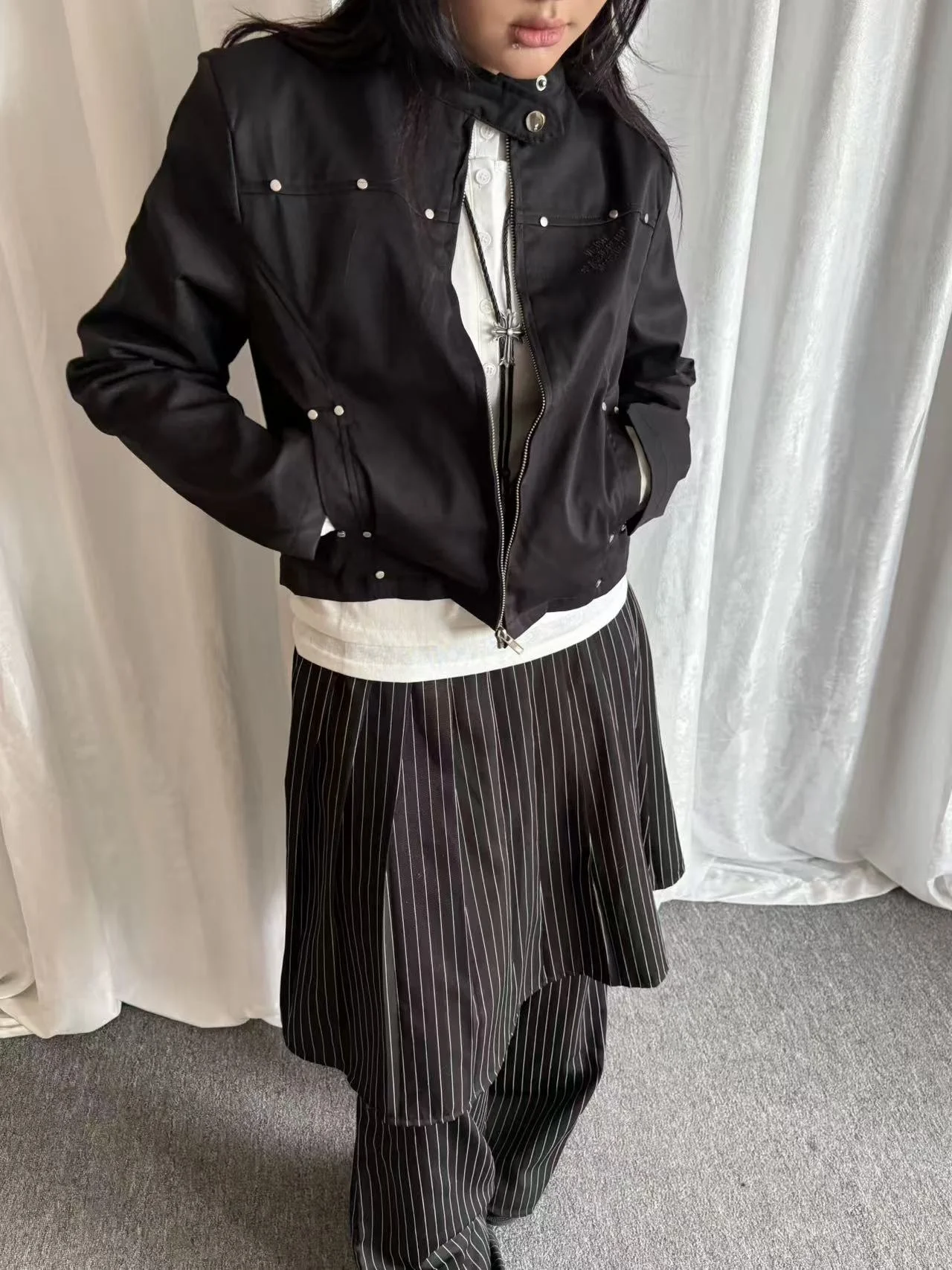 カジュアルスタイルショートジャケットリベットデザインバイカージャケットファッショナブルセクシーガールレジャーモーターサイクルアウターウェアローカルエイリアンアウターウェア