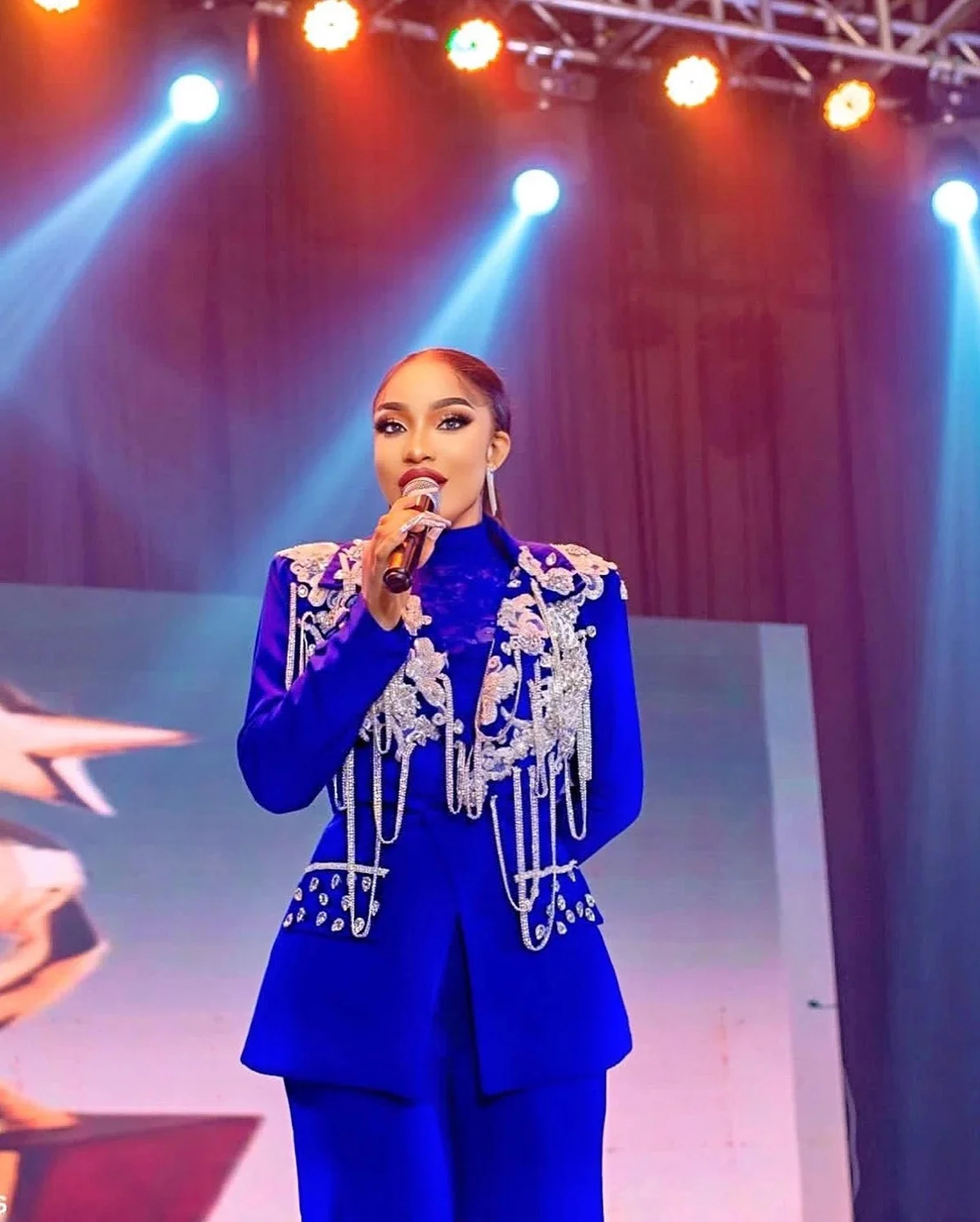 カスタマイズされたファッションショー女性用ブレザースーツ2ピーススリムフィットビーズ装飾ウェディングプロムフォーマルウェアタキシードゲストウェア