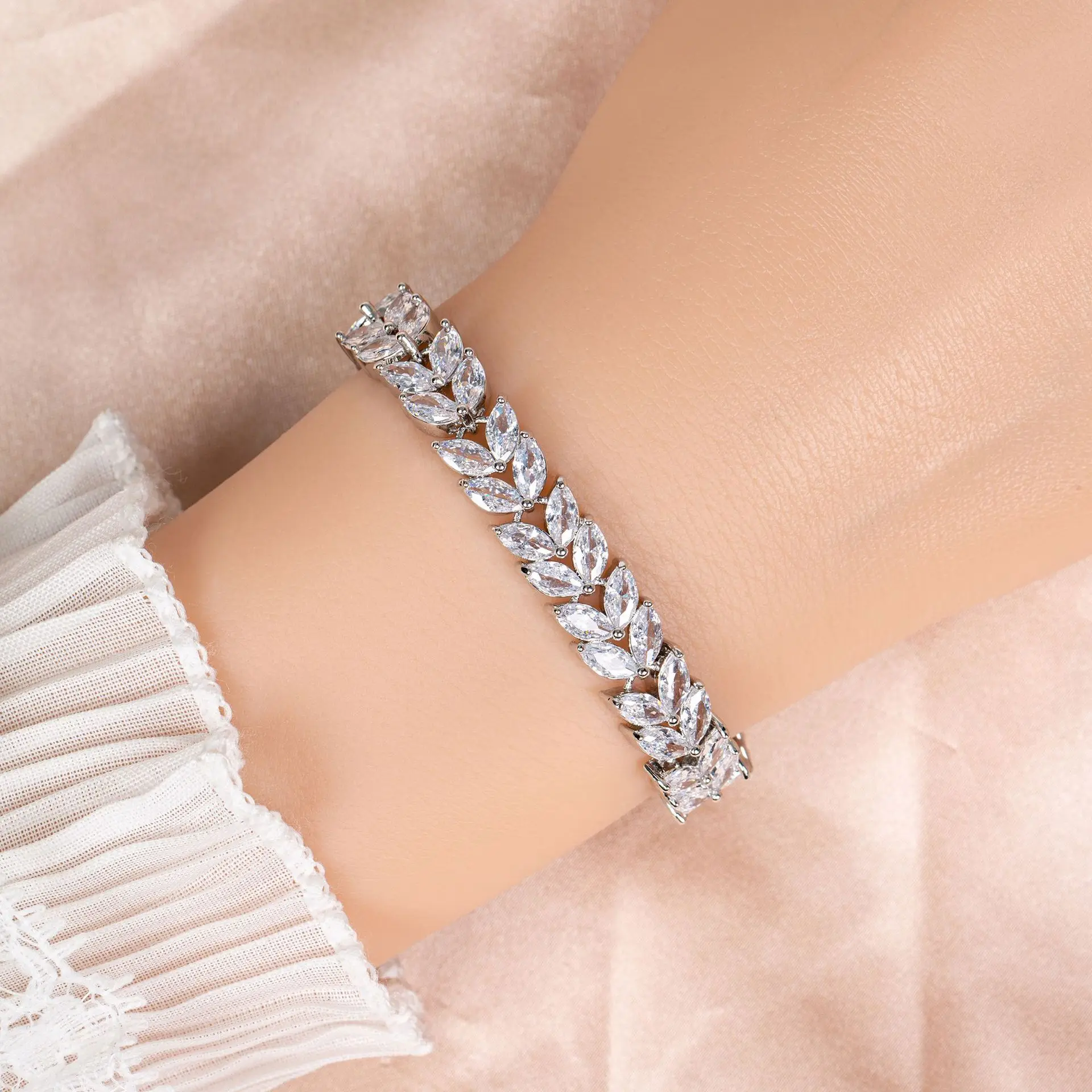 Light luxury cute leaf shape flash daily bracelet women's jewelry accessories party wedding holiday gift prom Z-81