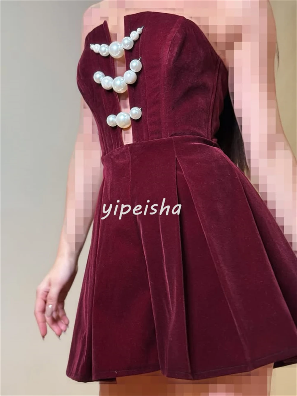 Maßgeschneiderte klassische elegante Velours-Perlenfalte, A-Linie, trägerlose Minikleider, maßgeschneiderte Anlasskleider, moderner Stil, hohe Qualität