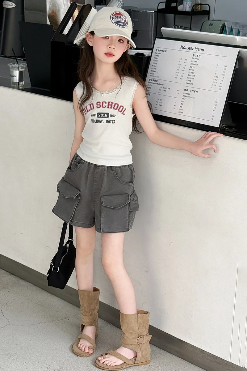 Kinderkleidung: Coole Mädchen-Sommer-Vintage-Tanktops mit Buchstabenprint und graue Cargo-Denim-Shorts – Modische Streetwear 2026 – Detail 6