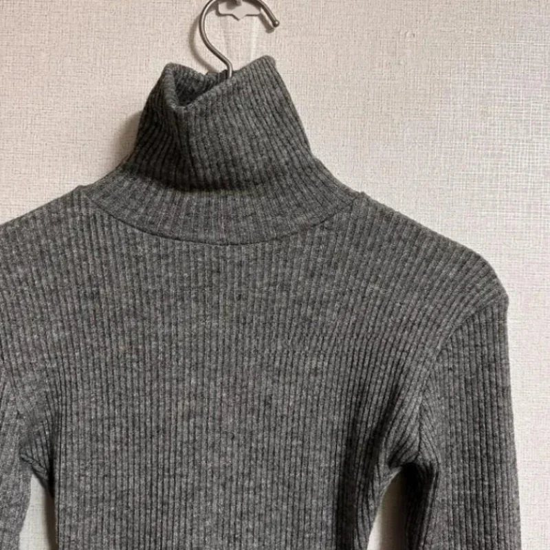 เดรสสั้นแขนยาวทรงเข้ารูปคอเต่าสไตล์สาวเปรี้ยว สำหรับฤดูใบไม้ร่วงและฤดูหนาว สไตล์เกาหลี กระโปรงทรงบอดี้คอน ดีไซน์พับชายเสื้ออเนกประสงค์